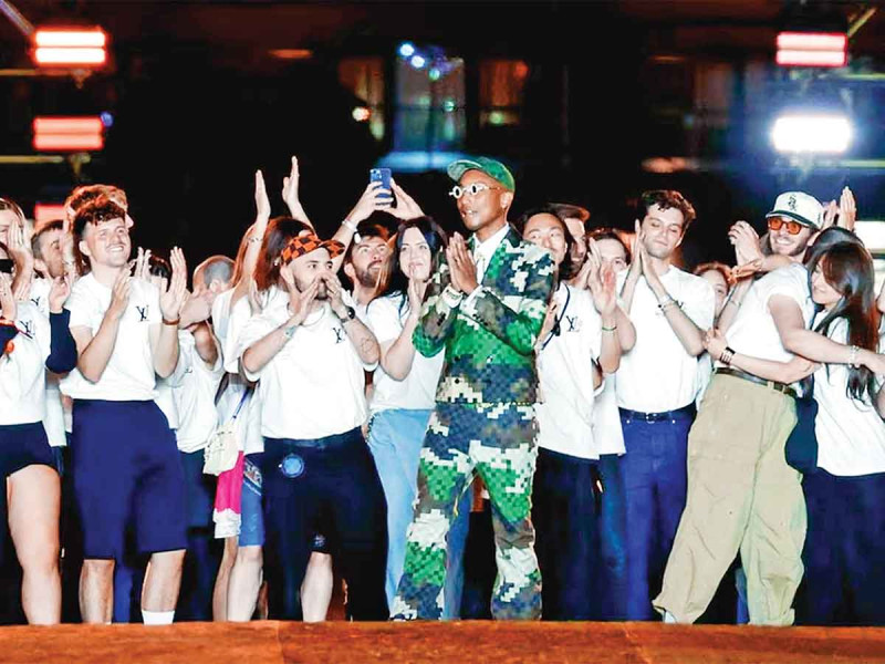 Pharrell imprime en desfile para Louis Vuitton post thumbnail image