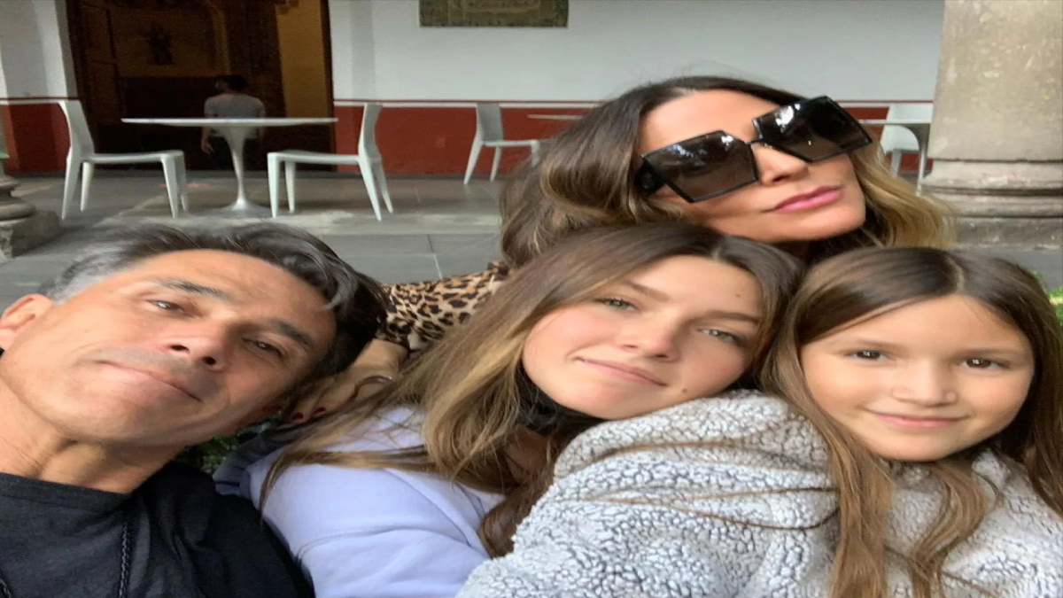 Las hijas del ex político Sergio Mayer confiesan qué las pone en vergüenza post thumbnail image