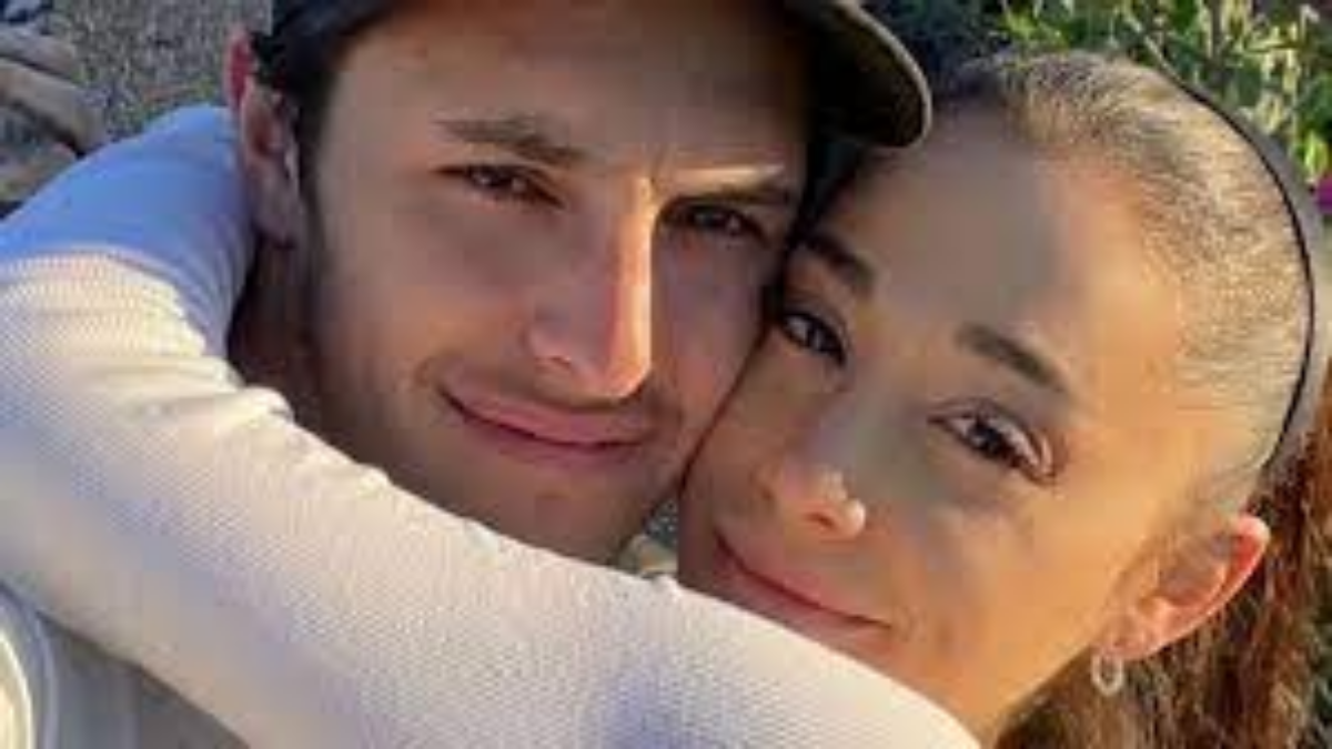 Ariana Grande y Dalton Gomez se divorcian tras 2 años de matrimonio post thumbnail image