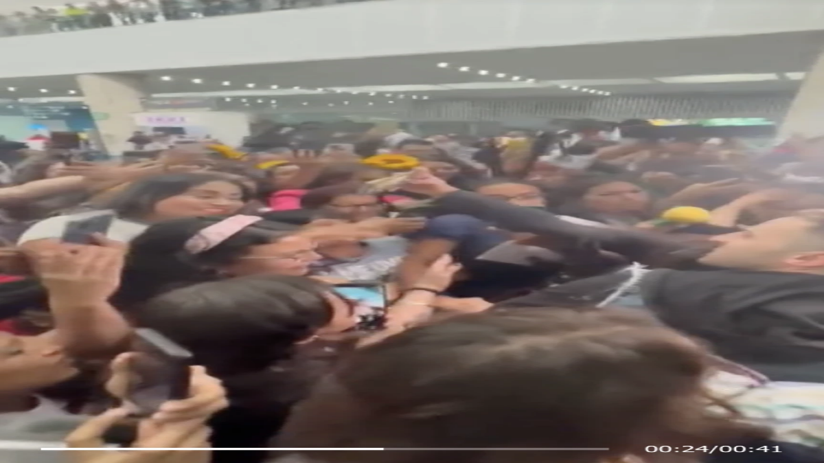 Martín Ricca es recibido con gran euforia en el aeropuerto de la CDMX post thumbnail image