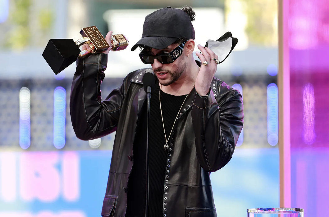 Bad Bunny: El Fenómeno Musical que Brilla en Latina 2023. post thumbnail image