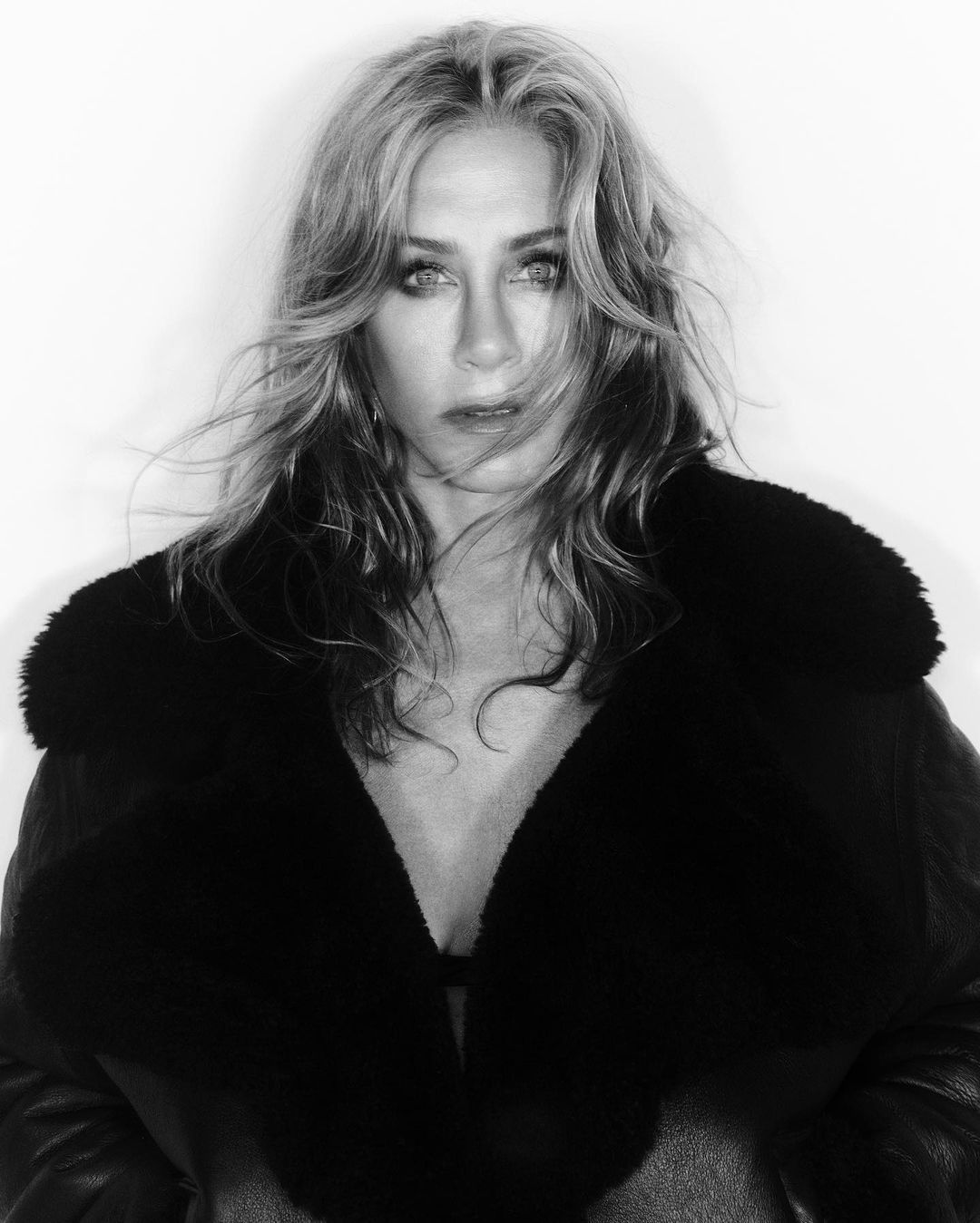 Jennifer Aniston Deslumbra en una Impactante Sesión de Fotos para CR Fashion Book post thumbnail image