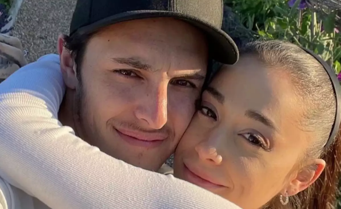 Ariana Grande y Dalton Gomez Solicitan Divorcio Tras Escándalo de Supuesta Infidelidad. post thumbnail image