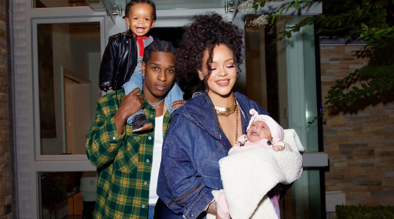 Rihanna y A$AP Rocky Comparten las Primeras Fotos de su Segundo Hijo, Riot Rose. post thumbnail image