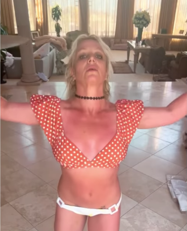 Britney Spears: Un Adelanto de Halloween y su Inusual Afición por los Cuchillos. post thumbnail image
