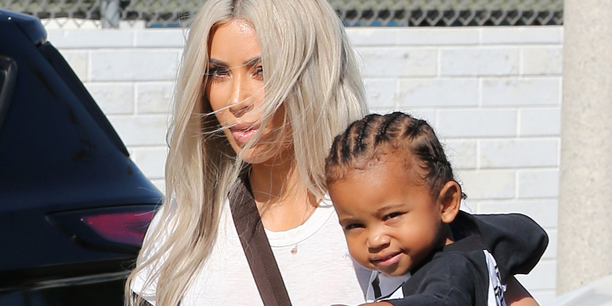 Kim Kardashian regaña a Saint West por ser grosero con los paparazzi. post thumbnail image