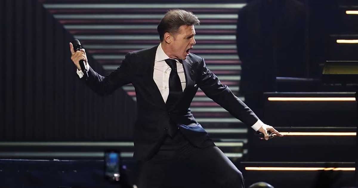 Logra Luis Miguel iluminar la Ciudad de México con su regreso post thumbnail image