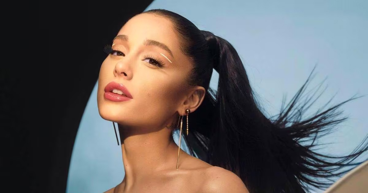 Ariana Grande entre lágrimas confirma su regreso musical para 2024 post thumbnail image