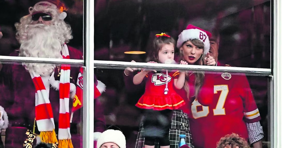 Taylor Swift apoya a su novio Travis Kelce junto a Santa post thumbnail image