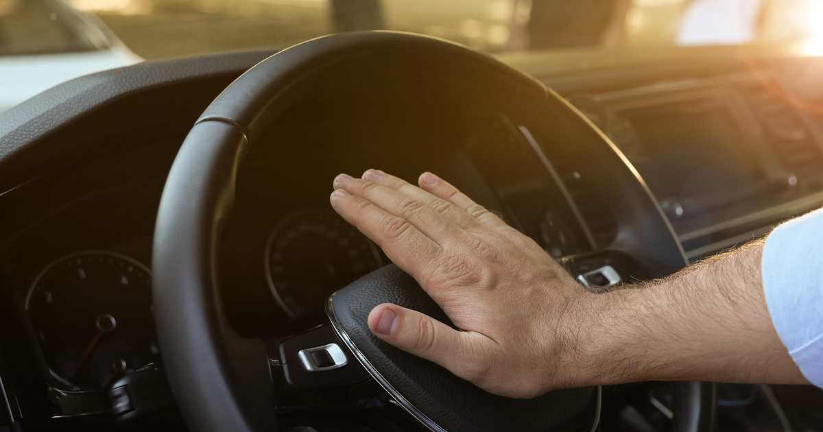 ¡Cuidado! Esta es la razón por la cual debes tocar el claxon antes de manejar tu coche. post thumbnail image
