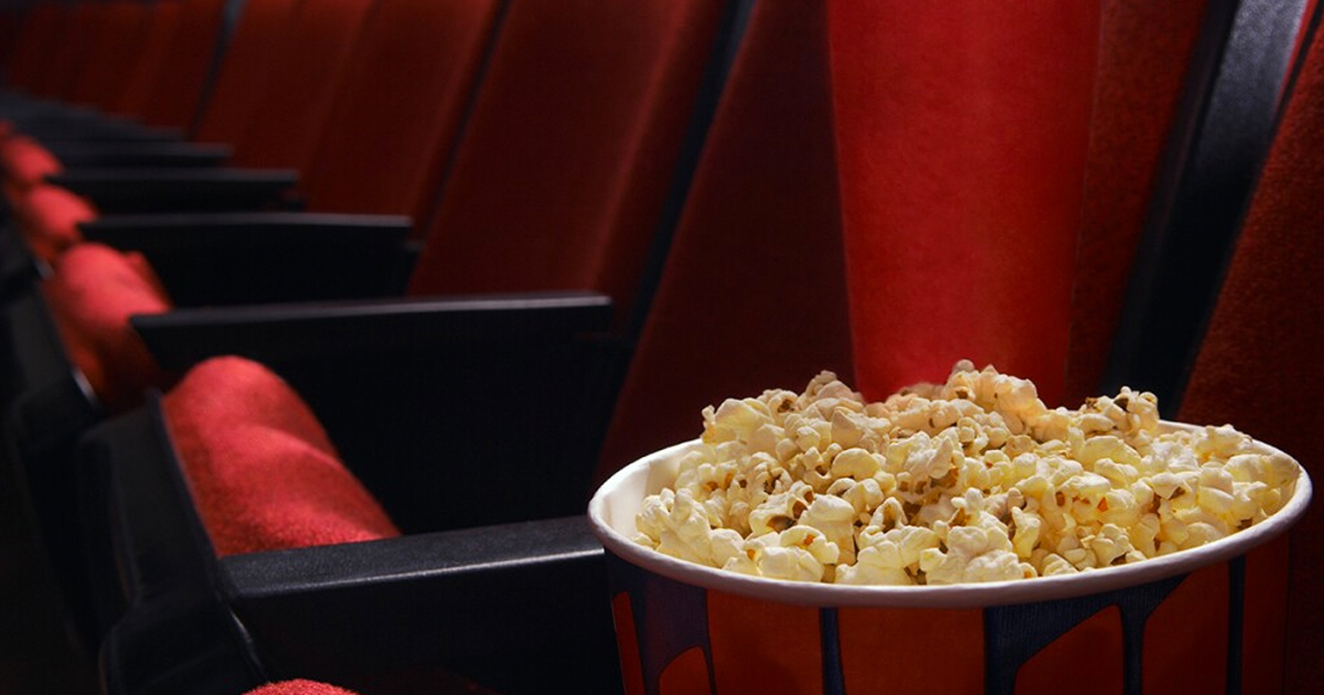 ¡Hoy es Día Internacional de las Palomitas de Maíz! aquí te contamos como se adaptó esta popular botana en los cines y su origen post thumbnail image