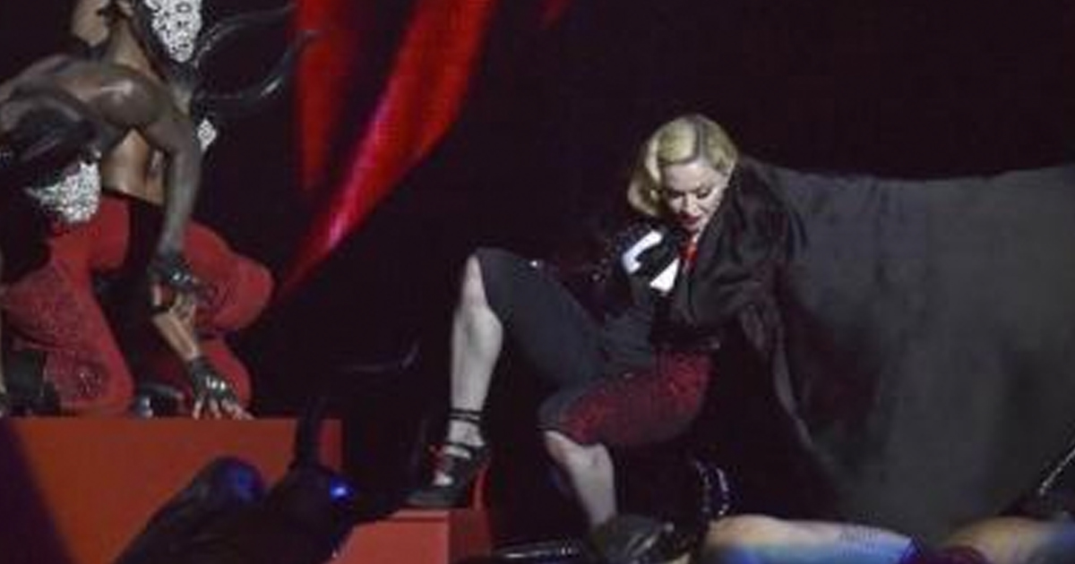 ¡Tropiezo en el escenario! Madonna experimenta una caída durante concierto (Video) post thumbnail image