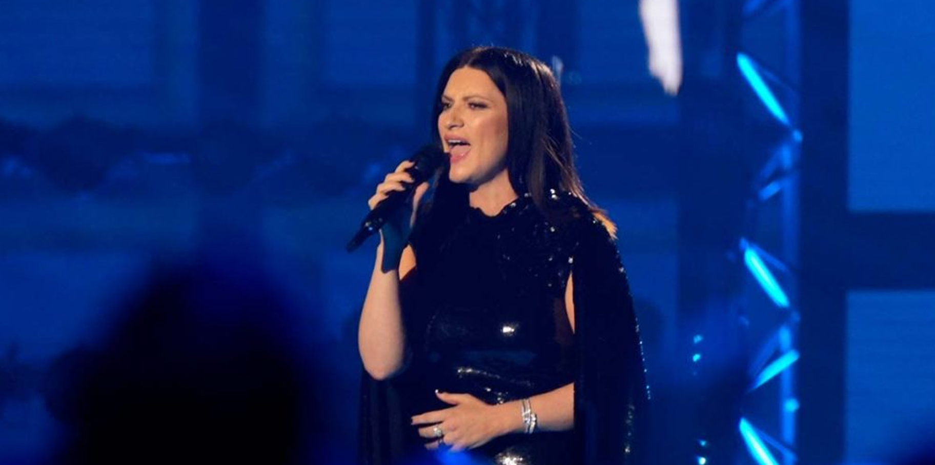 Atentado en concierto de Laura Pausini en París, hombre dispara 17 veces post thumbnail image