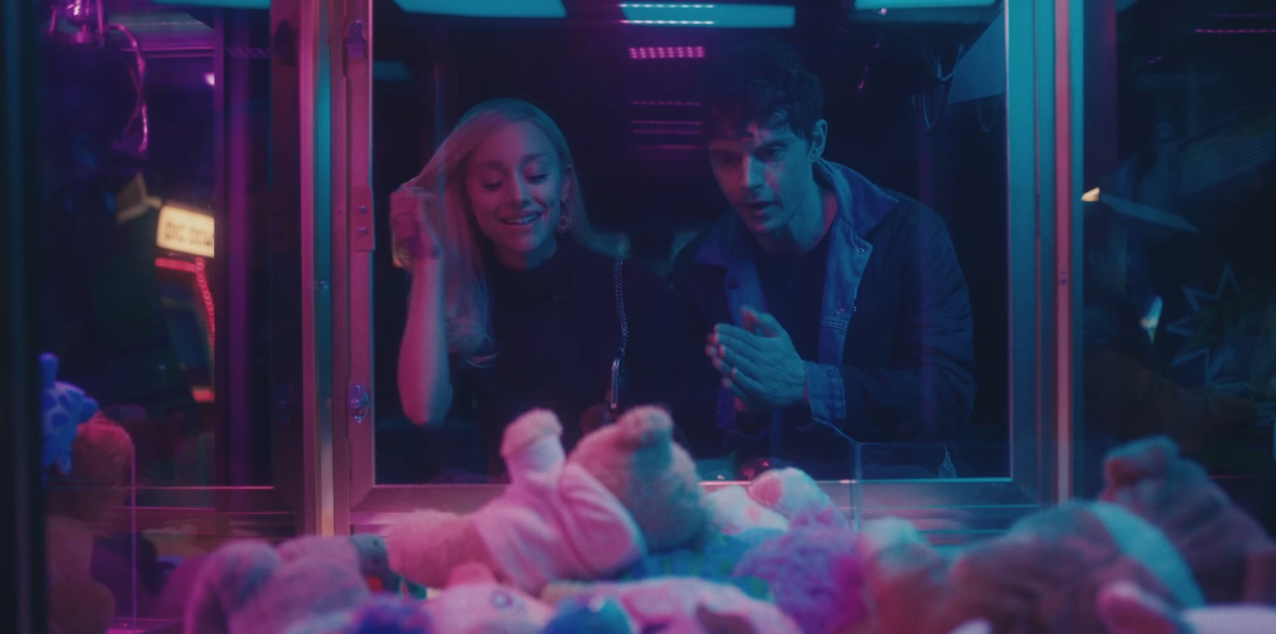 Ariana Grande recrea escenas icónicas con Evan Peters en su nuevo video musical (Video) post thumbnail image