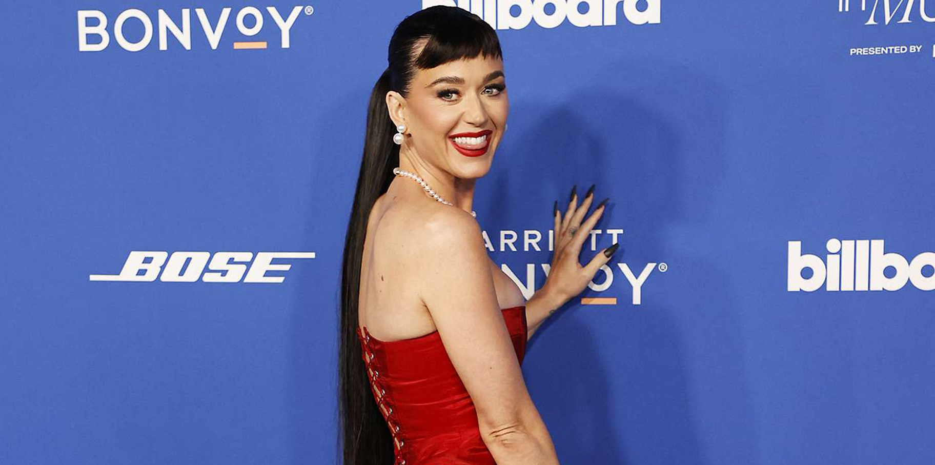 Katy Perry deslumbra en alfombra roja con vestido atrevido y lencería post thumbnail image
