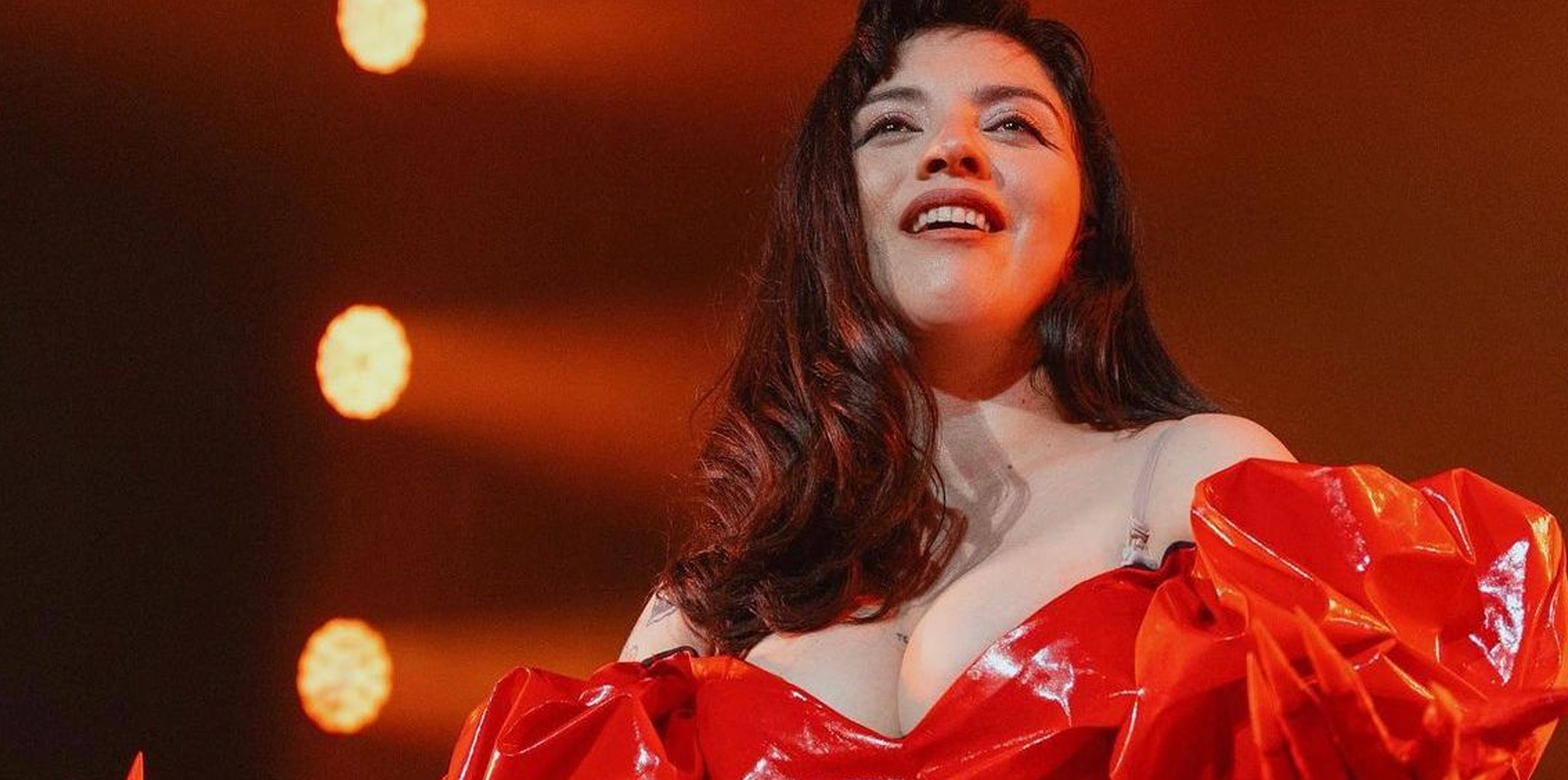 Captan a hombre dormido en pleno concierto de Mon Laferte, así reaccionó la cantante (Video) post thumbnail image