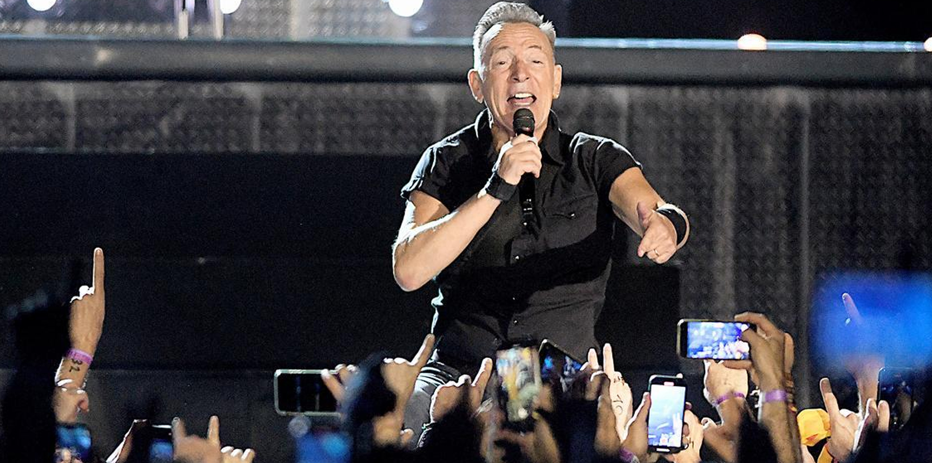 Bruce Springsteen firma justificante escolar a joven fan que faltó a clases para ver su concierto post thumbnail image
