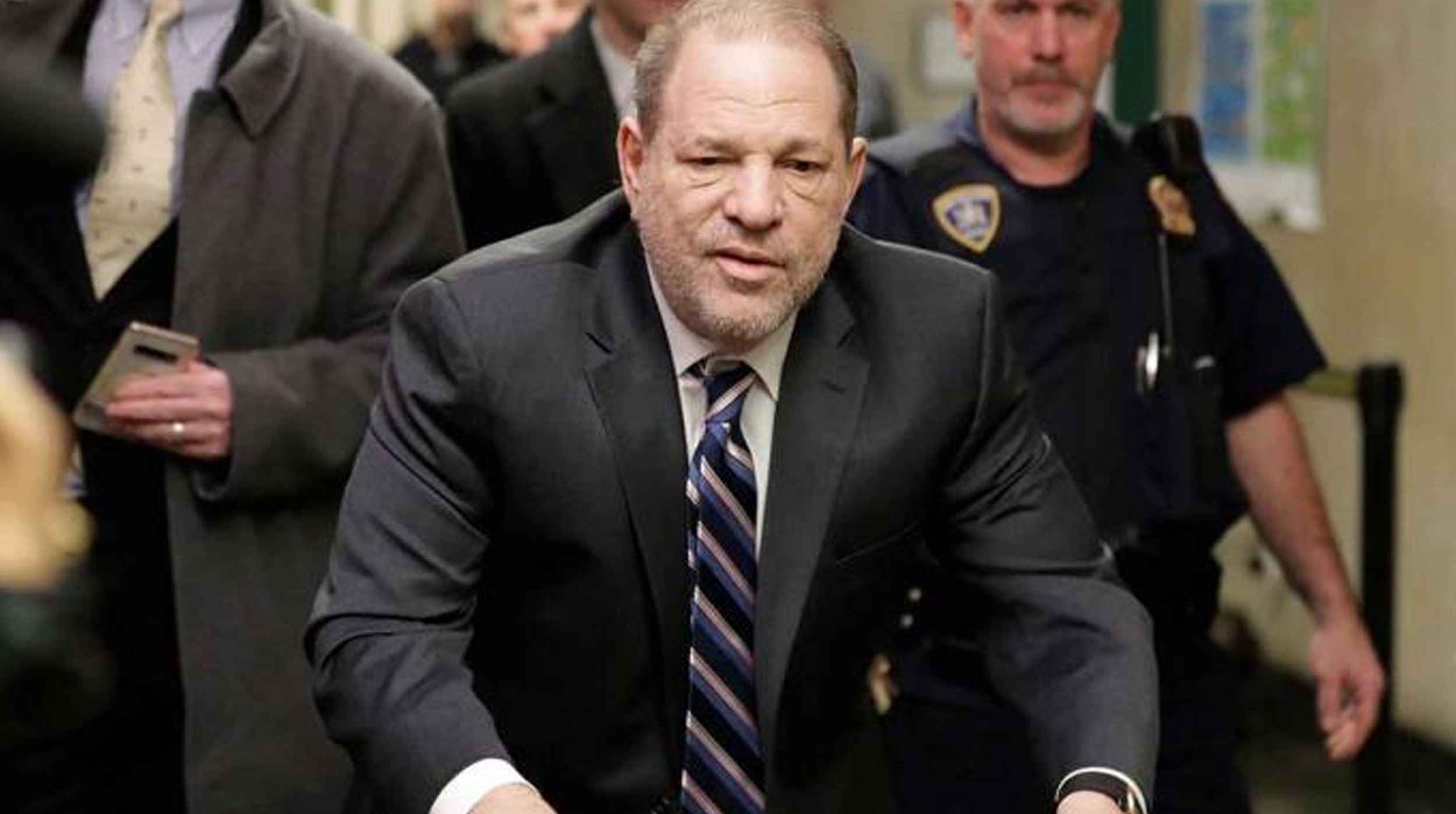 Tribunal anula la condena contra Harvey Weinstein y ordena nuevo juicio post thumbnail image