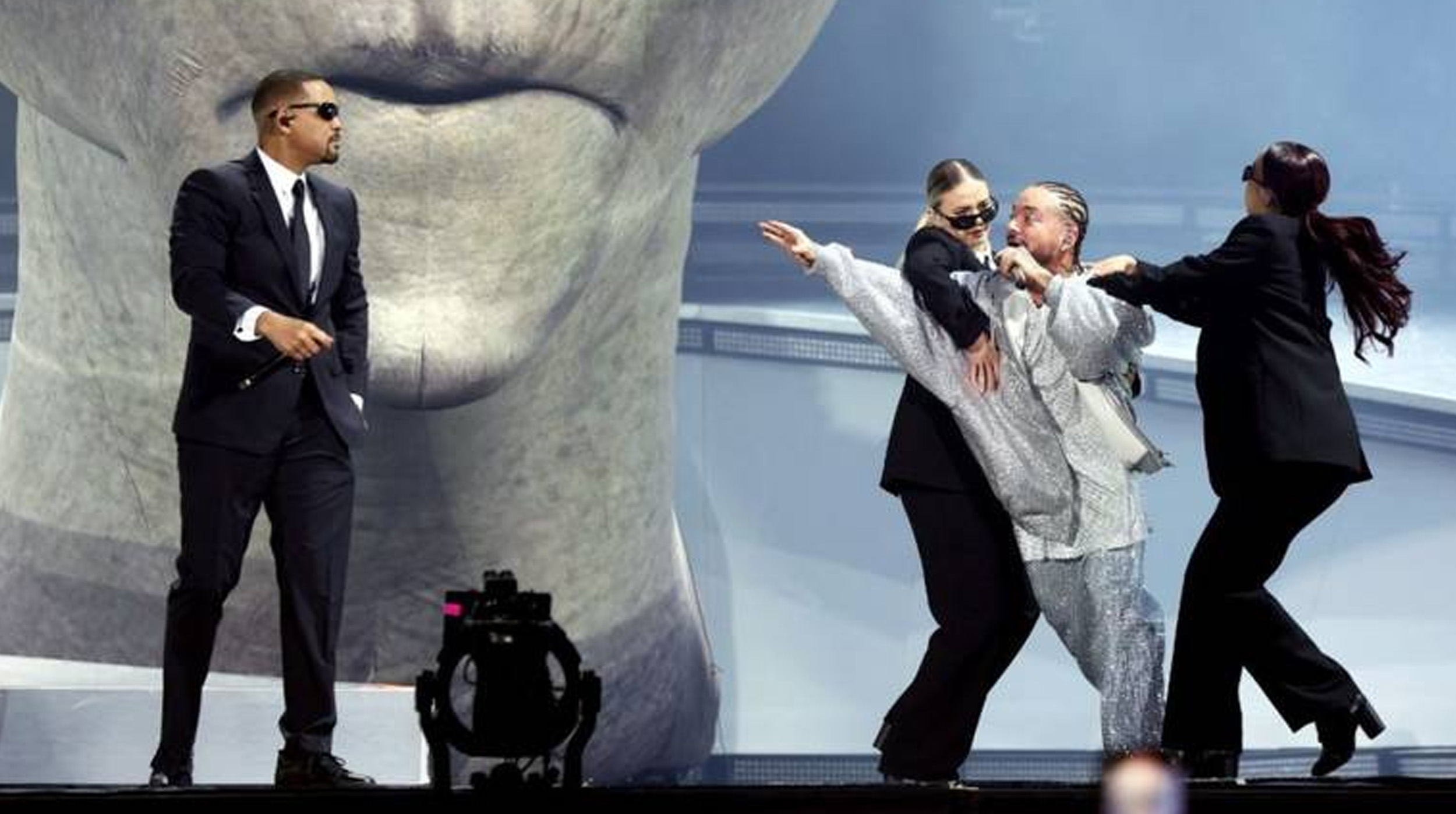 VIDEO: J Balvin sorprende a Coachella al llevar a Will Smith para hacer un homenaje a “Hombre de Negro” post thumbnail image