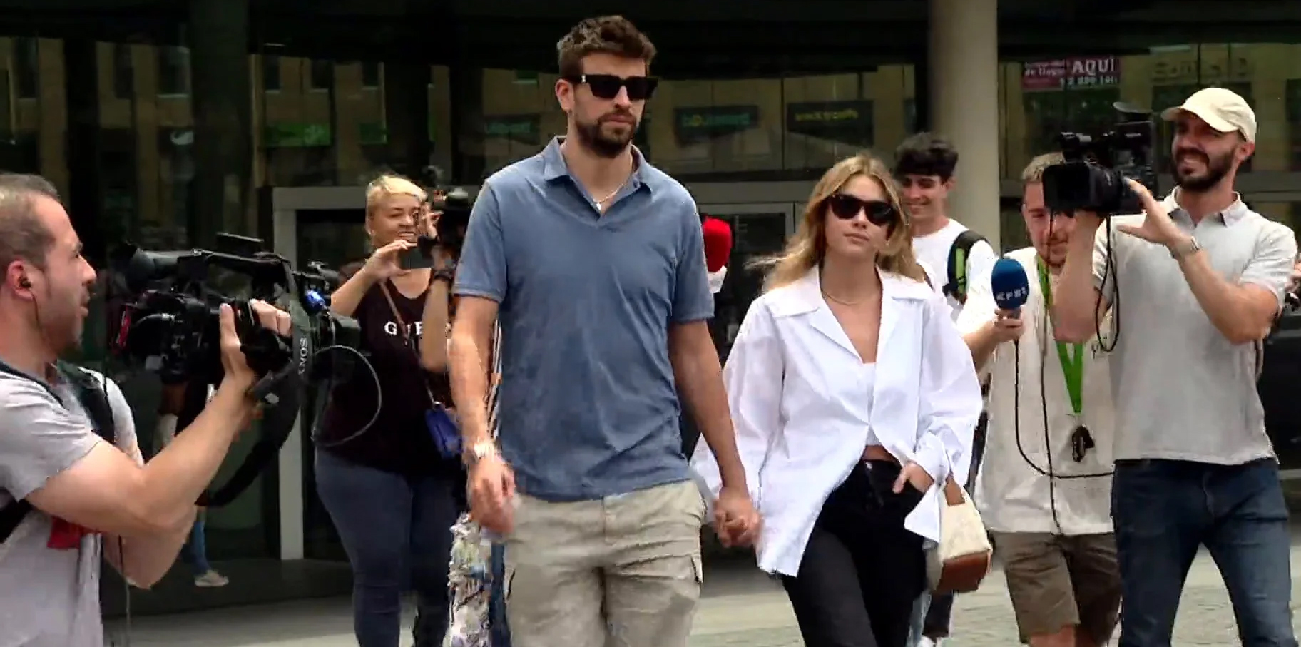 Condenan a un paparazzi en Barcelona por acosar a Clara Chía, novia de Gerard Piqué post thumbnail image