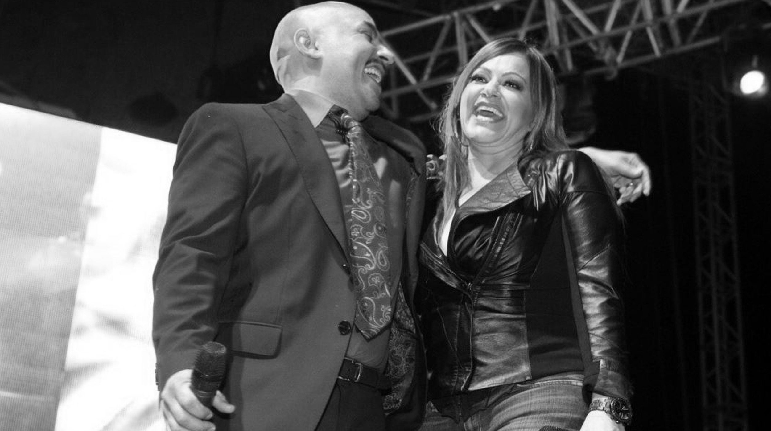 Lupillo Rivera vive emotivo momento durante el homenaje a Jenni Rivera en Hollywood post thumbnail image