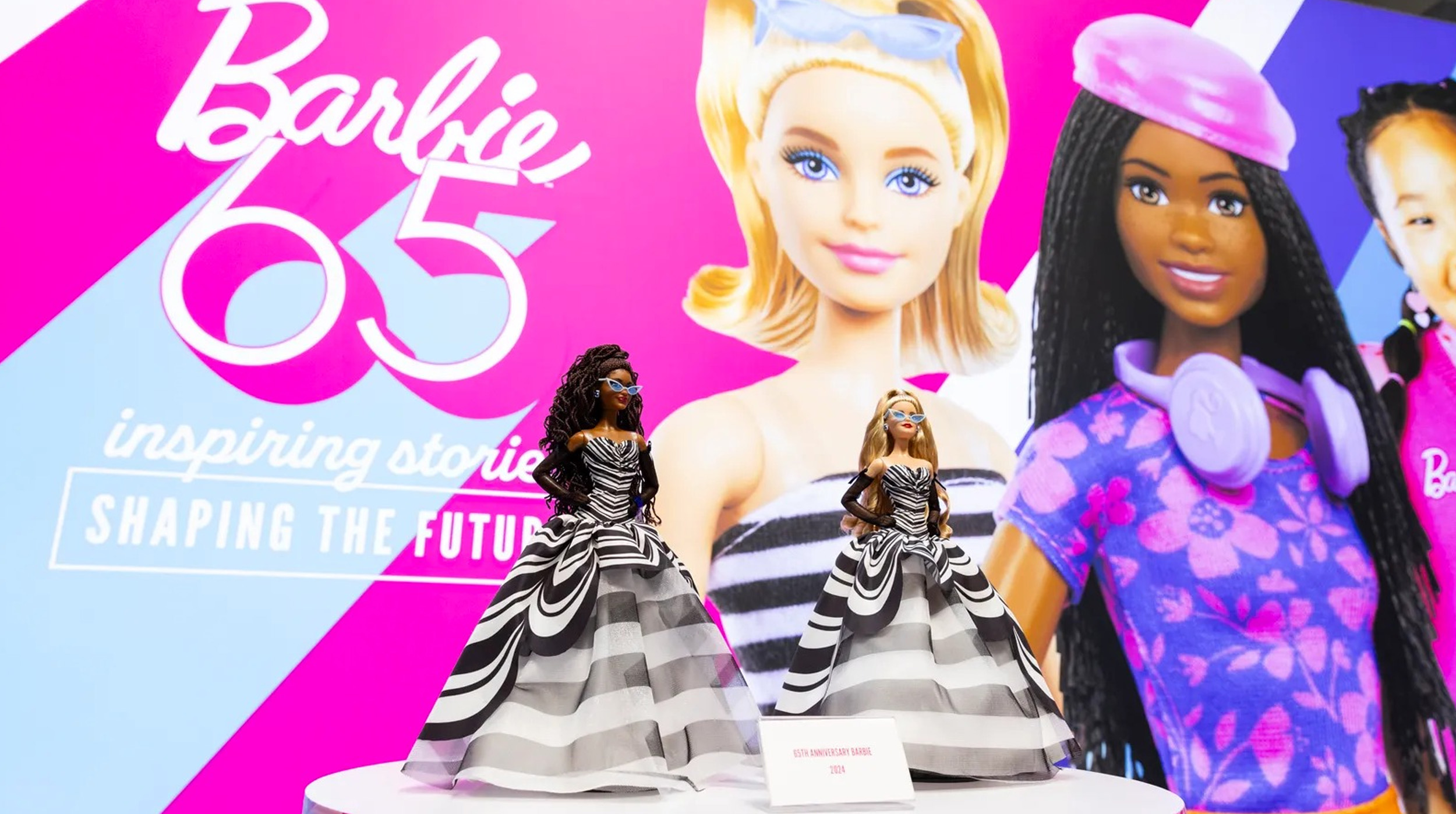 ¡BARBIE! Exposición en Londres analiza la evolución con el 65ª cumpleaños de la famosa muñeca post thumbnail image