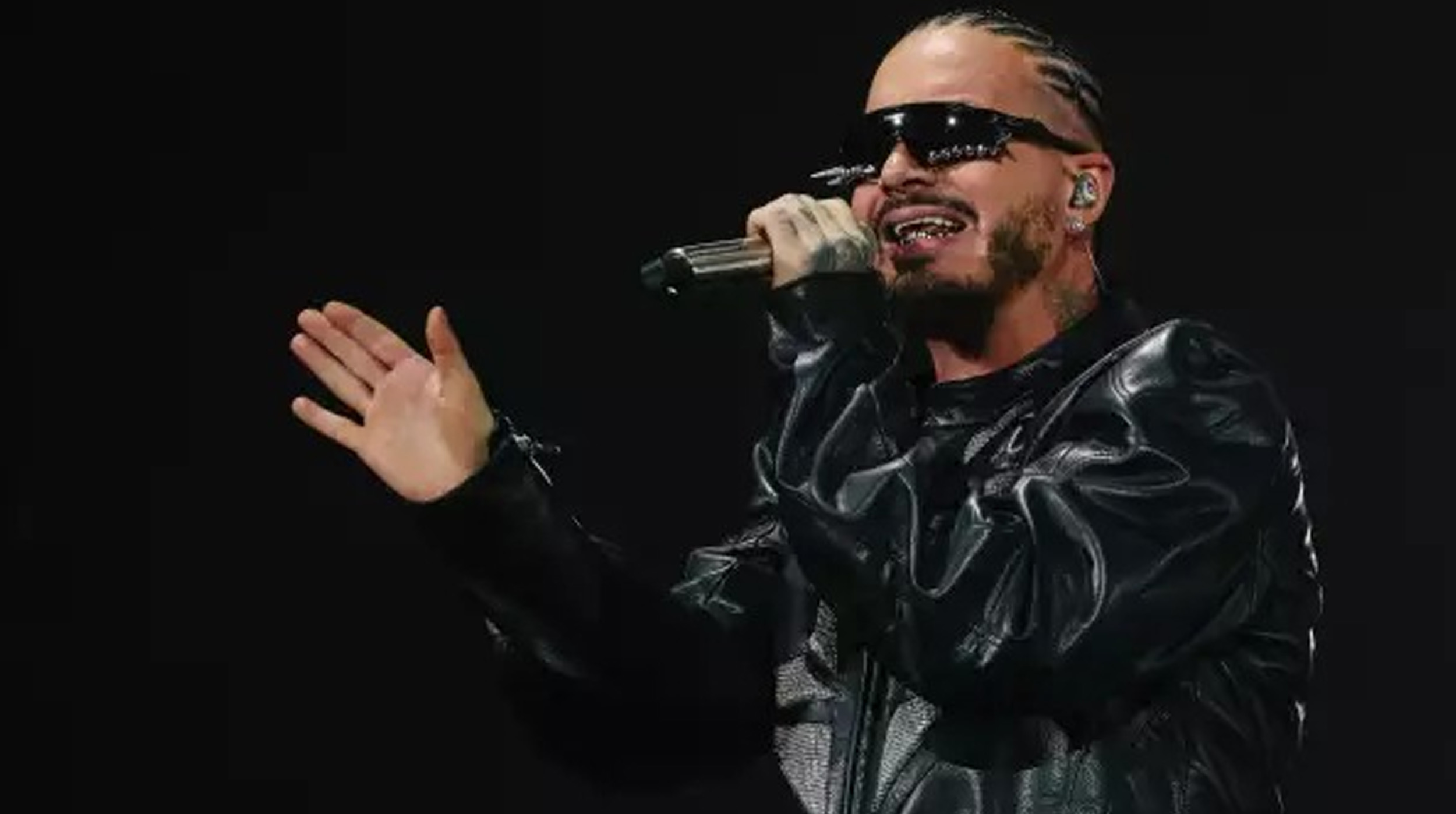 J Balvin presume su figura de acción post thumbnail image