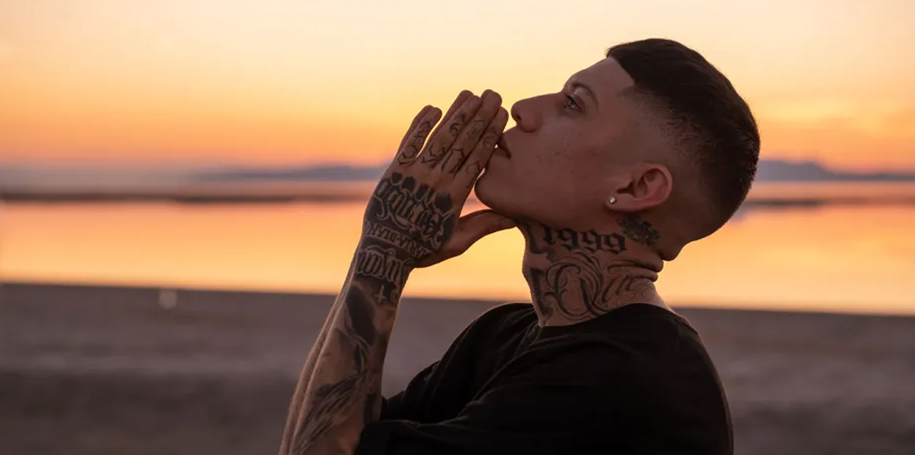 Santa Fe Klan sorprende a sus fans al cantar en la calle con dos seguidores post thumbnail image