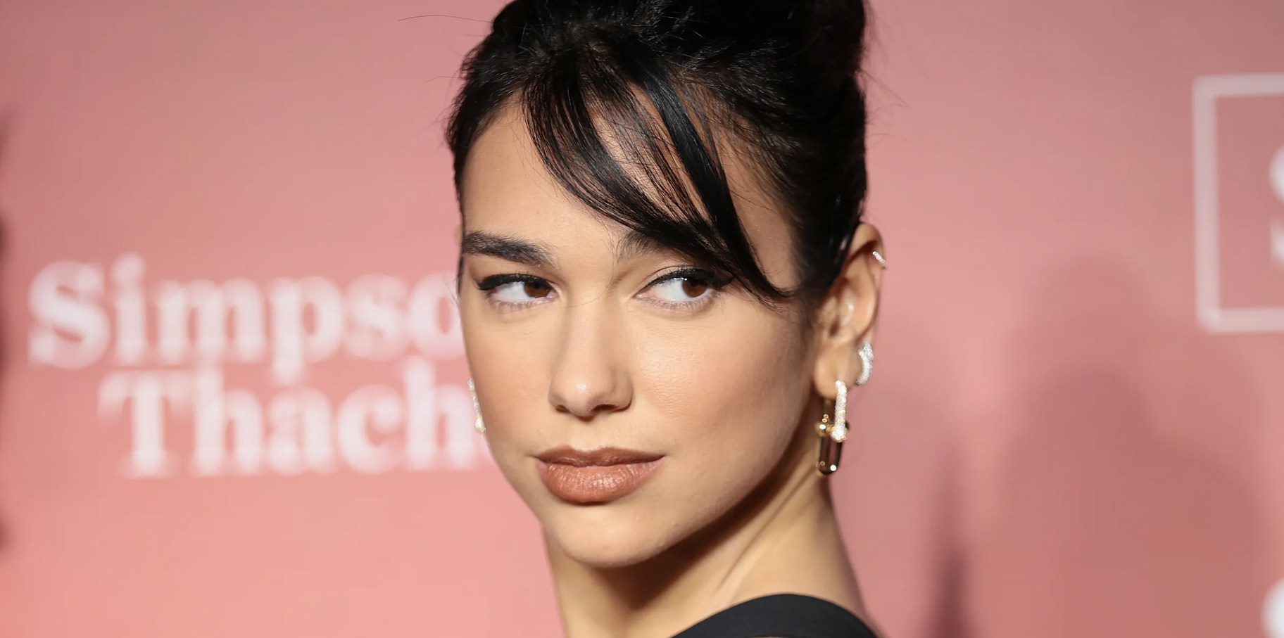 Dua Lipa enfrenta un aterrador hallazgo durante la remodelación de su mansión en Londres post thumbnail image