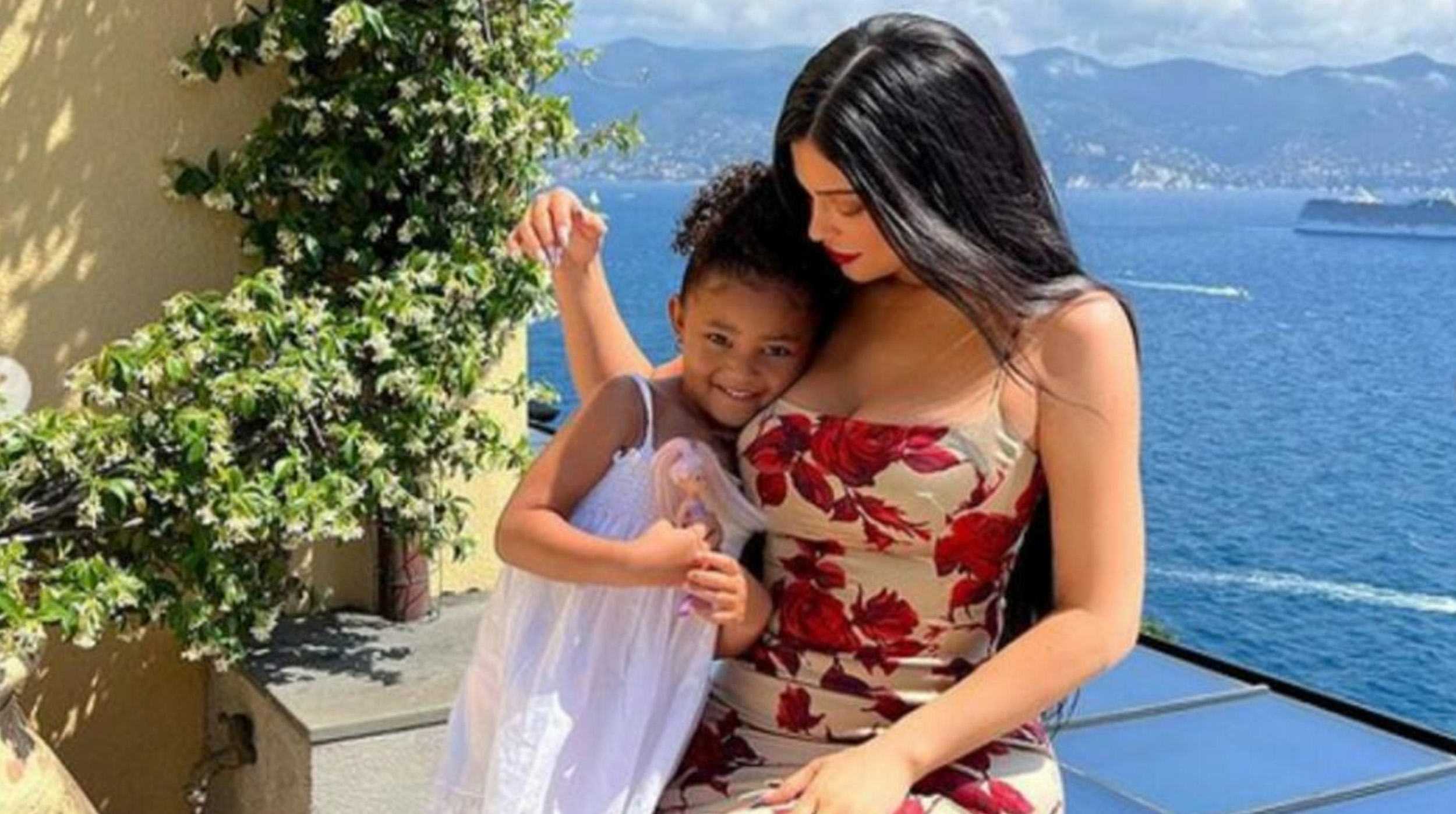 Kylie Jenner se sincera y habla de la depresión posparto que sufrió por un año tras su primer embarazo post thumbnail image