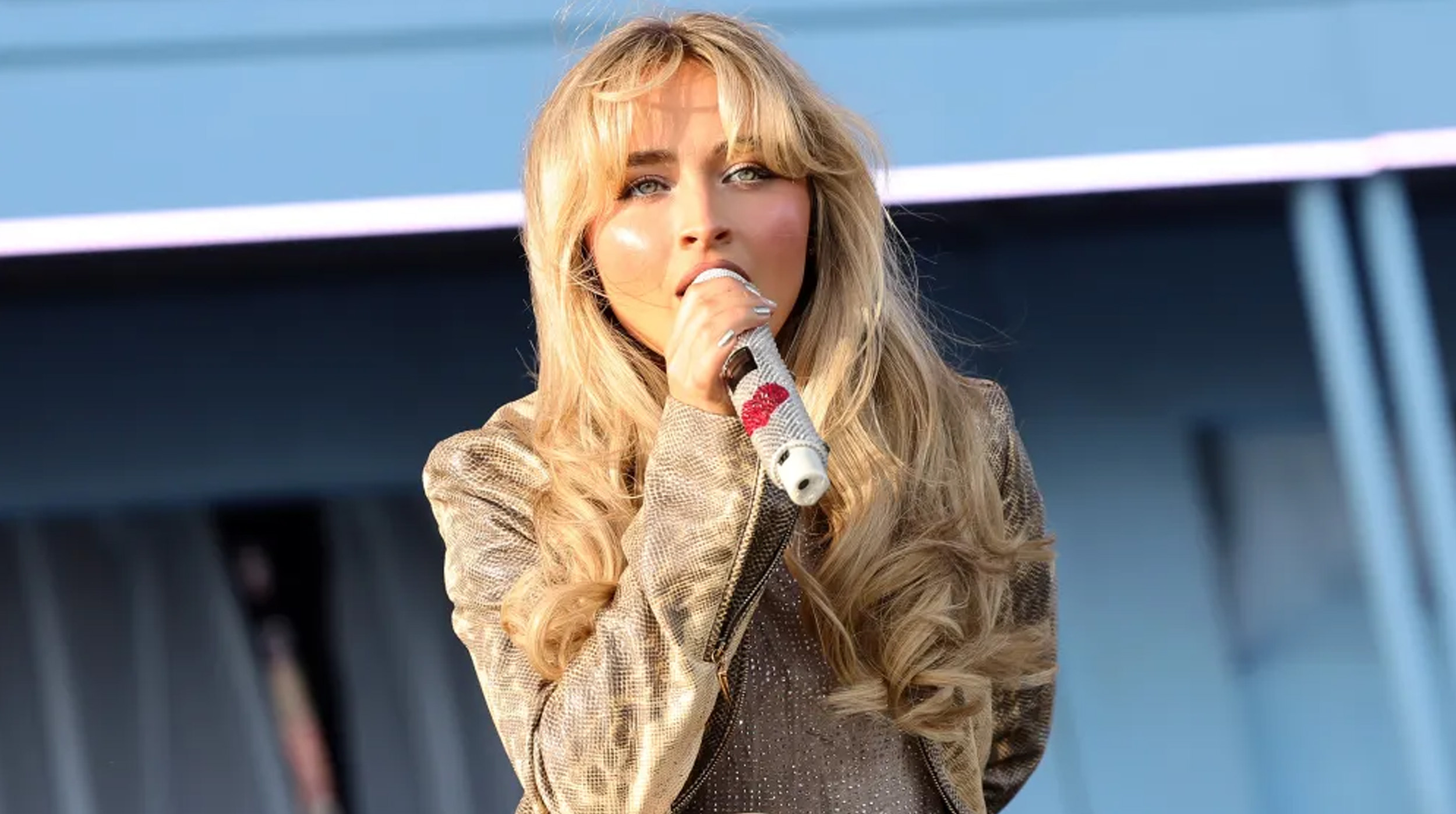 Sabrina Carpenter Sufre Incidente con Fuegos Artificiales Durante Concierto en San Francisco post thumbnail image