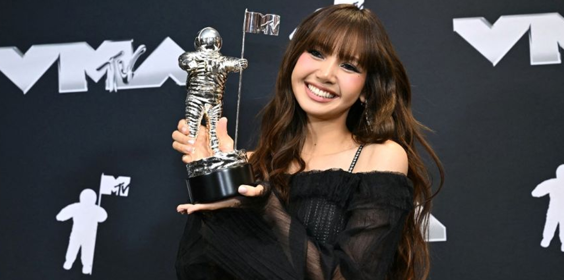 Lisa de BlackPink deslumbra en su debut como solista en los MTV VMAs post thumbnail image
