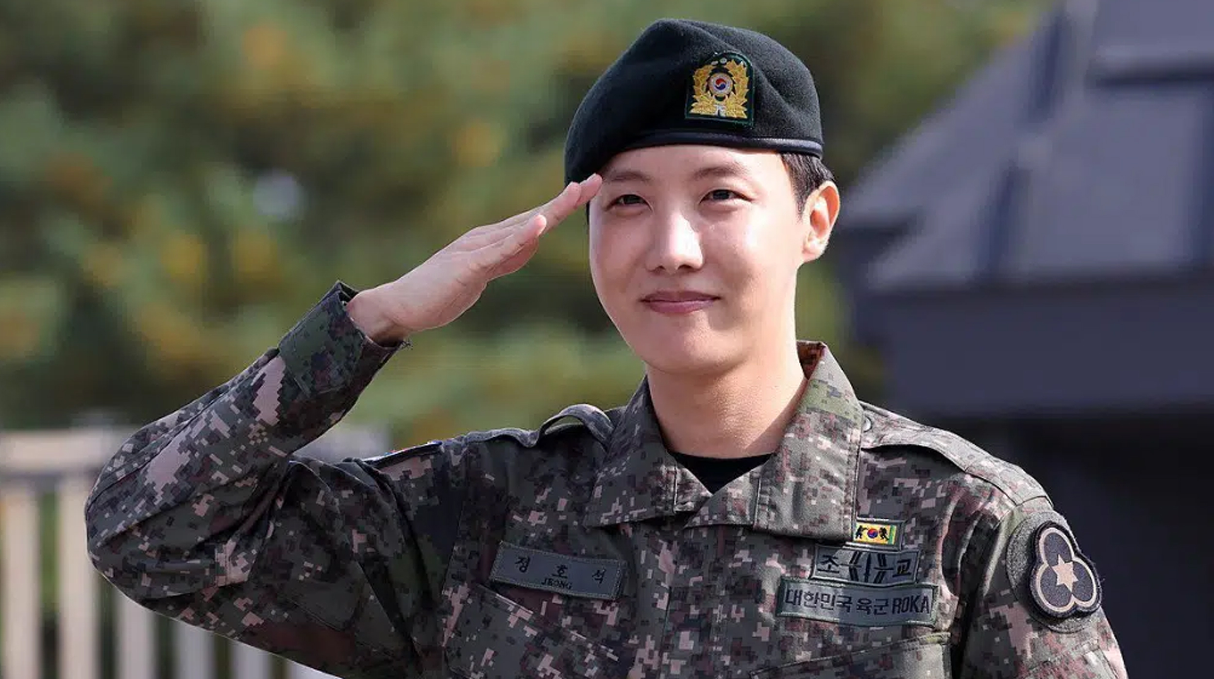 J-Hope de BTS concluye su servicio militar y así fue recibido por Army post thumbnail image