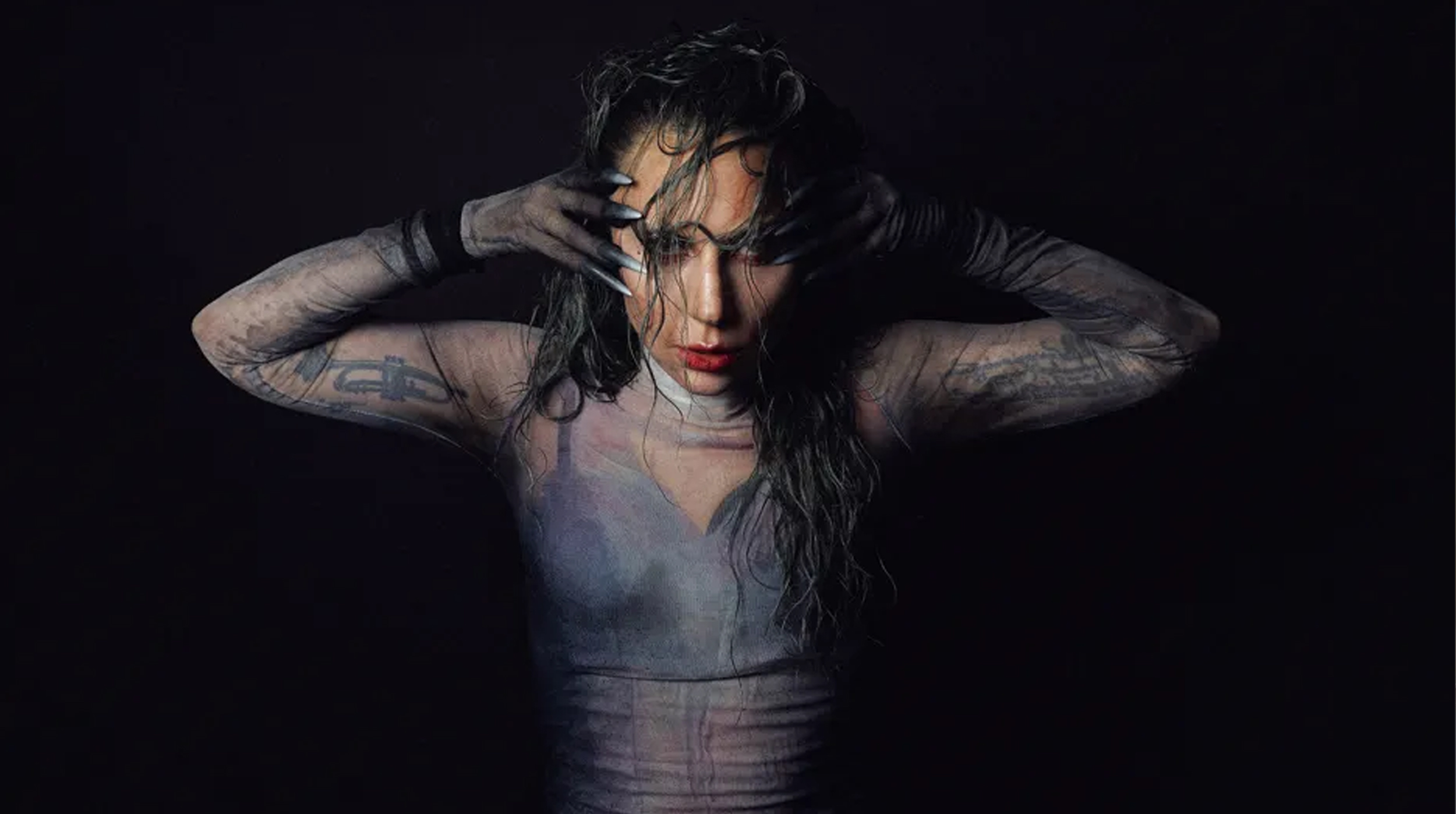 Lady Gaga retoma su esencia con el fascinante video de “Disease” post thumbnail image