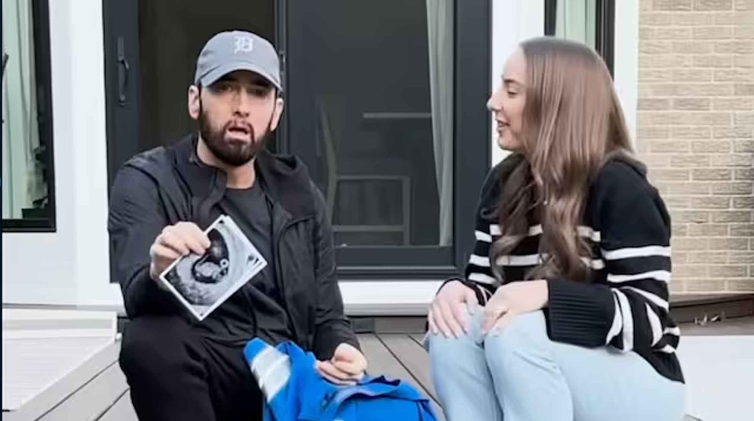 ¡Eminem será abuelo! El rapero anuncia la llegada de su primer nieto en su nuevo video musical post thumbnail image