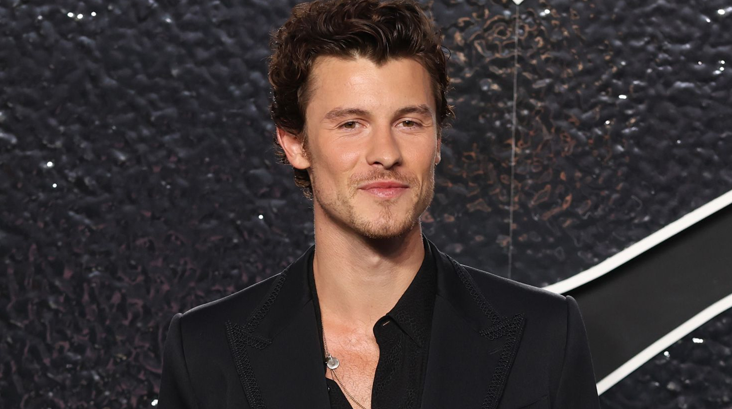 Shawn Mendes aborda los rumores sobre su sexualidad en su nueva canción “The Mountain” post thumbnail image