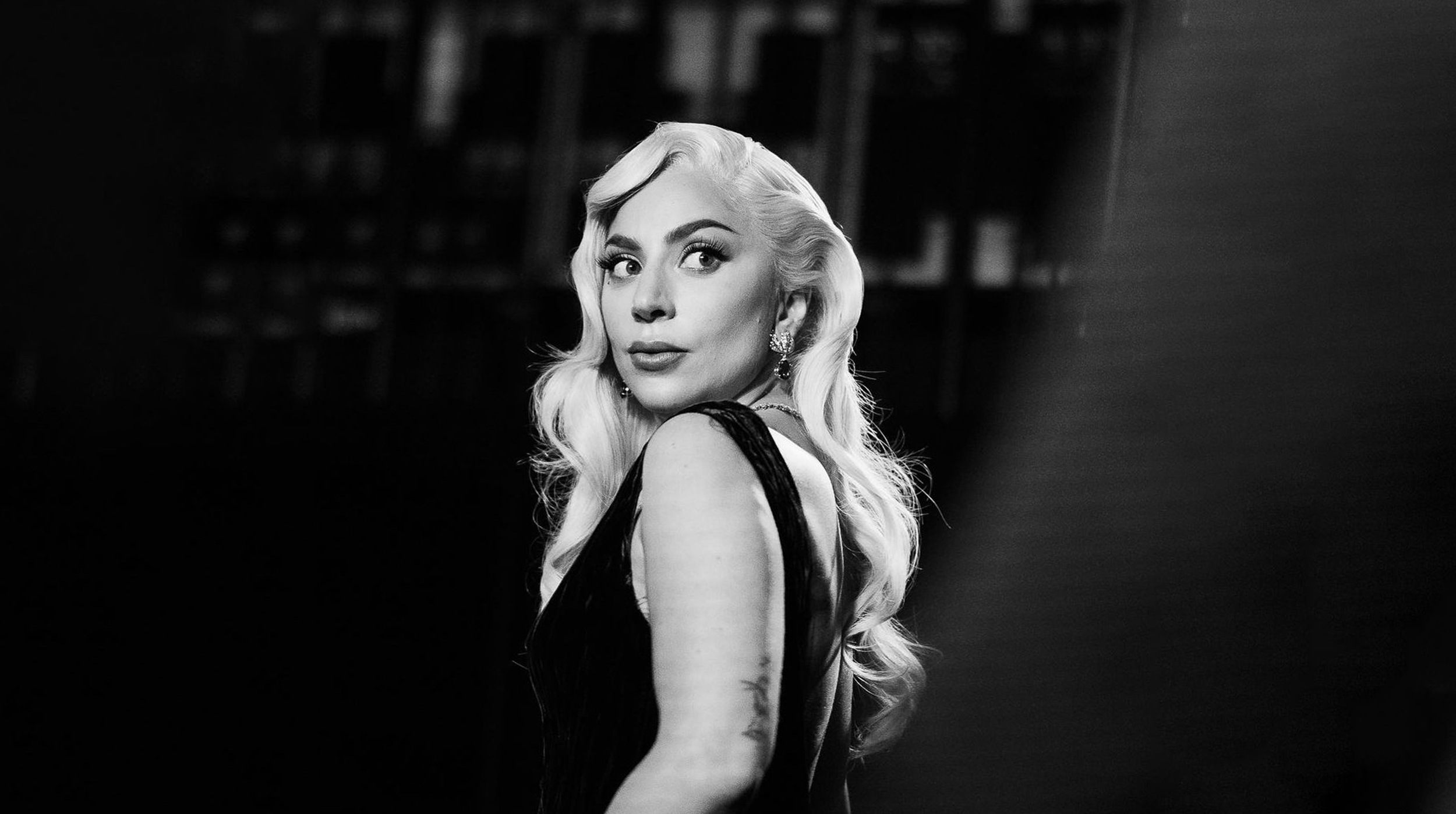 Lady Gaga se incorpora a la segunda temporada de Merlina post thumbnail image