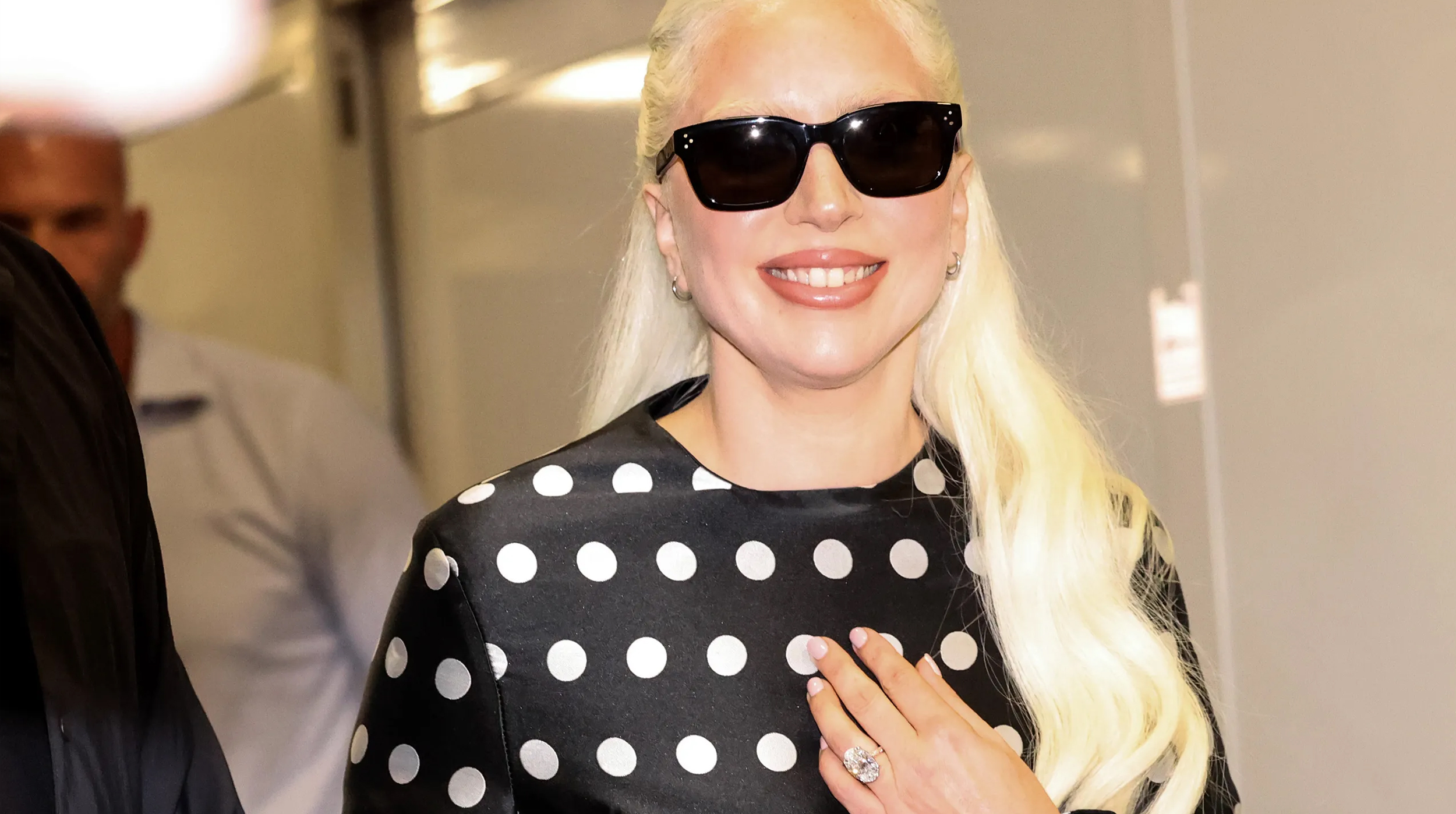 Lady Gaga luce su impresionante anillo de compromiso en especial navideño post thumbnail image