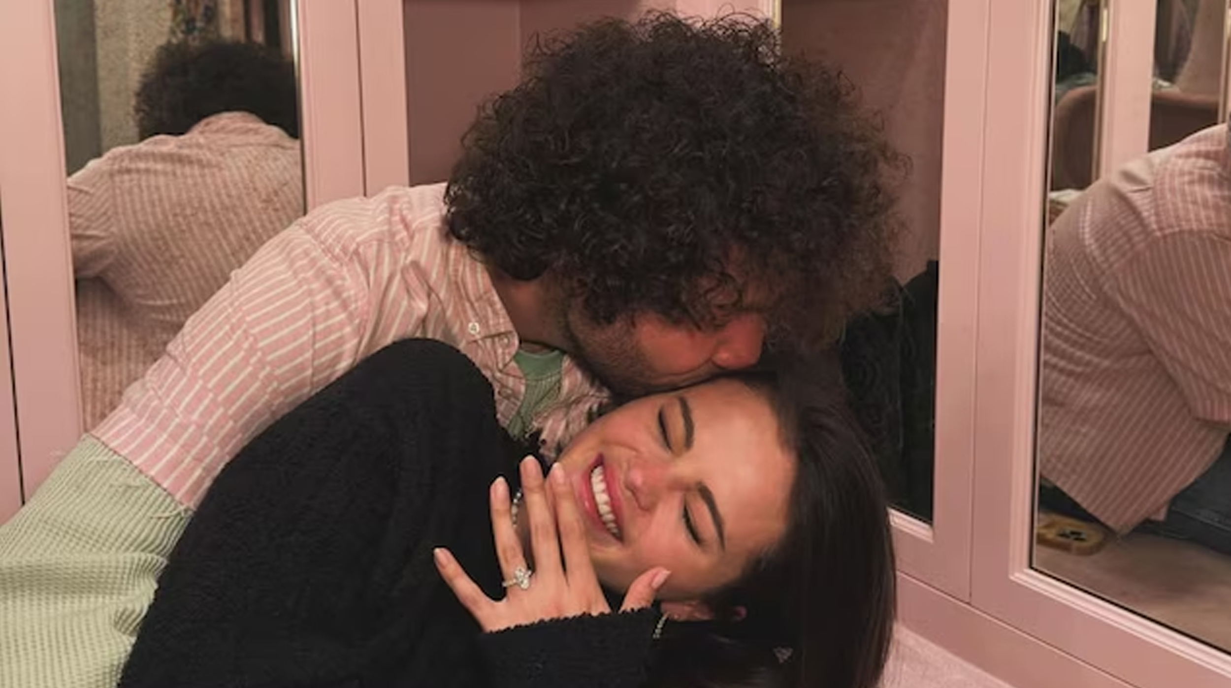 Selena Gómez anuncia su compromiso con Benny Blanco y muestra su impresionante anillo post thumbnail image