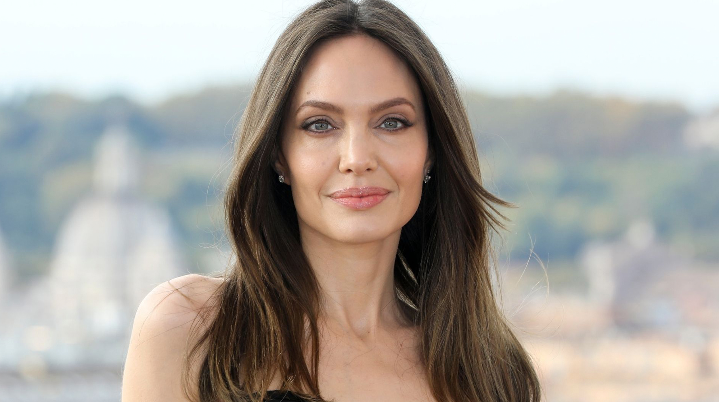Angelina Jolie, un ejemplo a seguir:Abre su Hogar a los Afectados por los Incendios en California” post thumbnail image