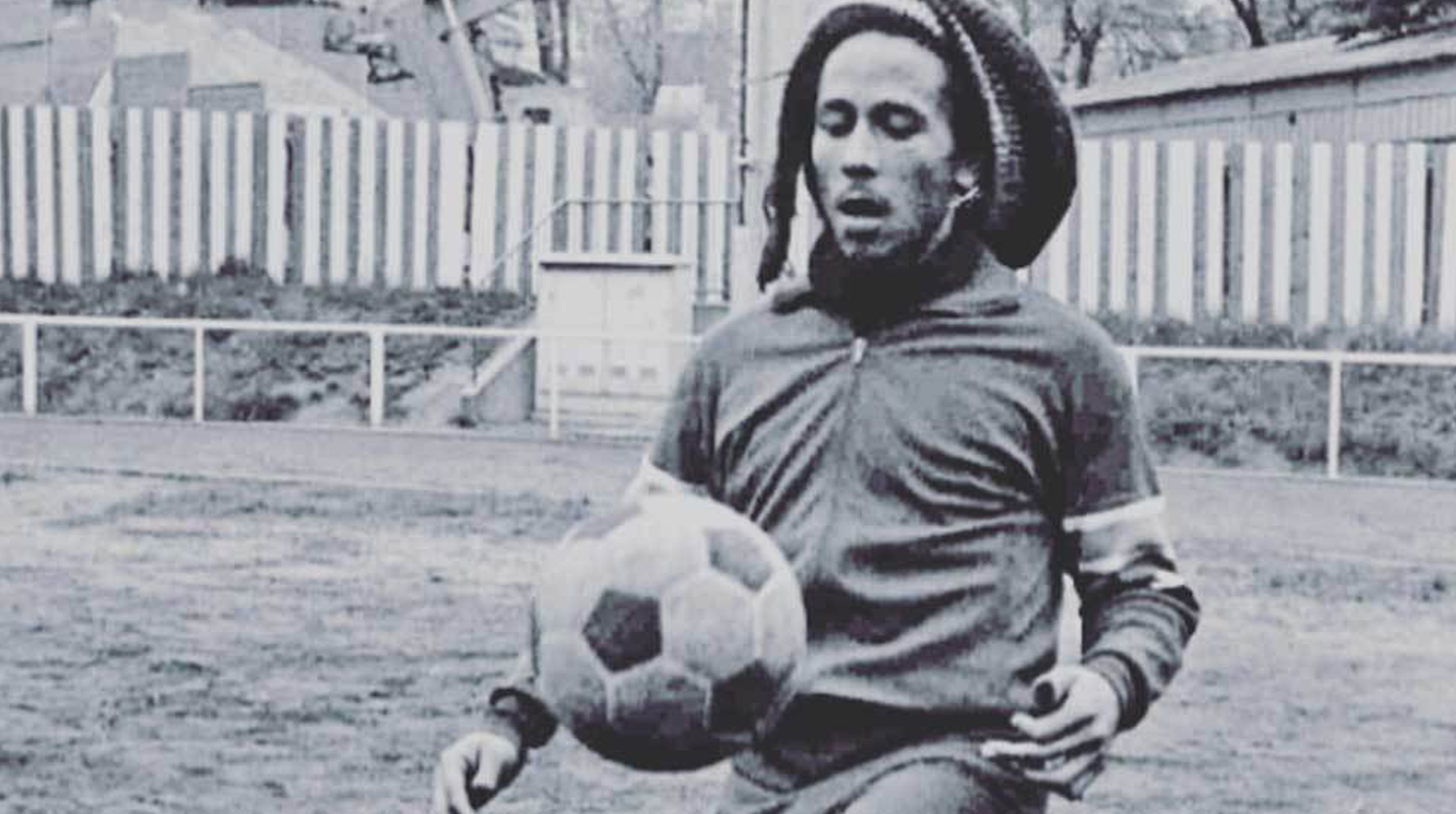“10 Curiosidades de Bob Marley, el Rey del Reggae” post thumbnail image
