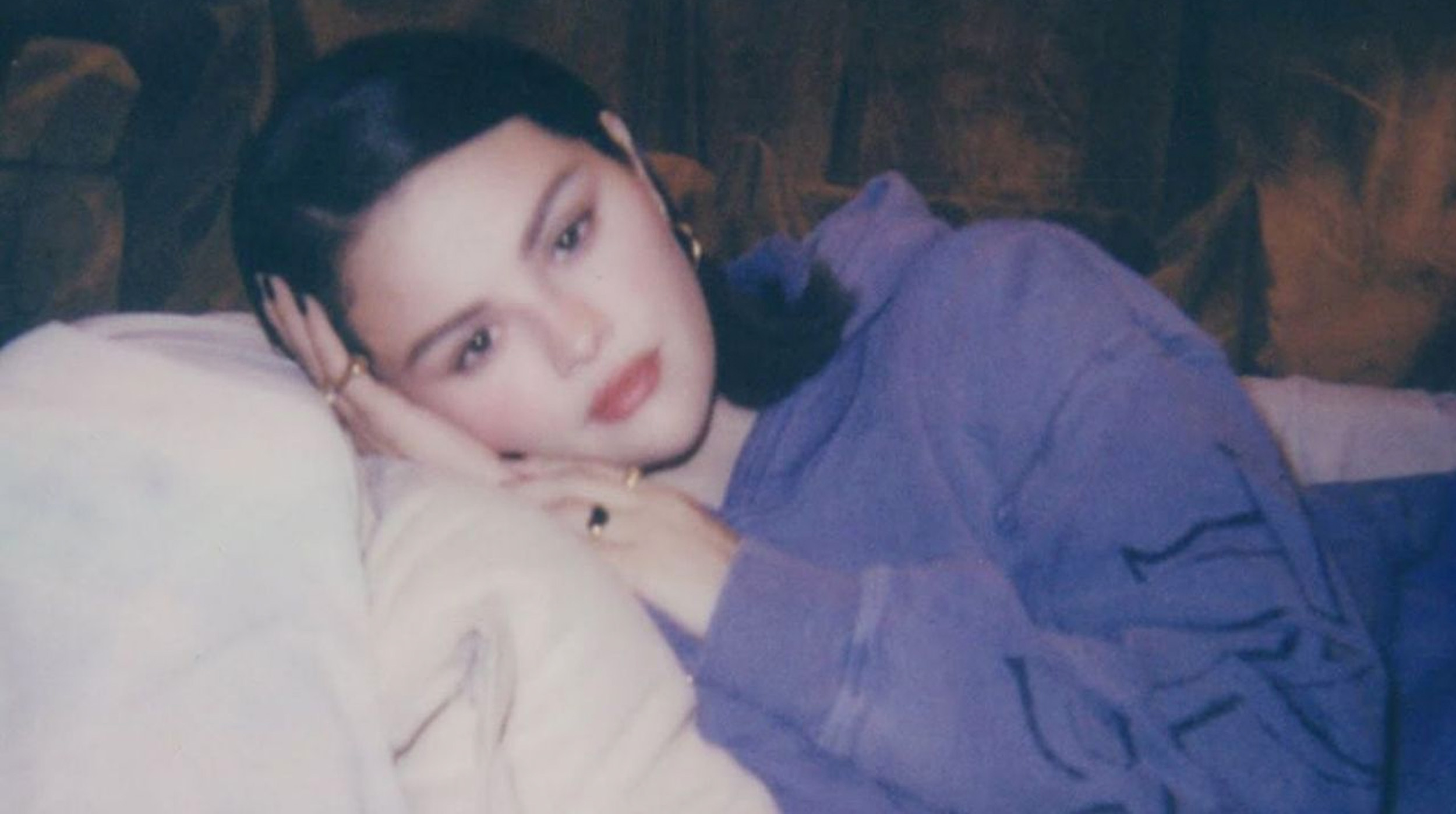 Selena Gómez Rinde Homenaje a un Clásico: “El Muchacho de los Ojos Tristes” post thumbnail image