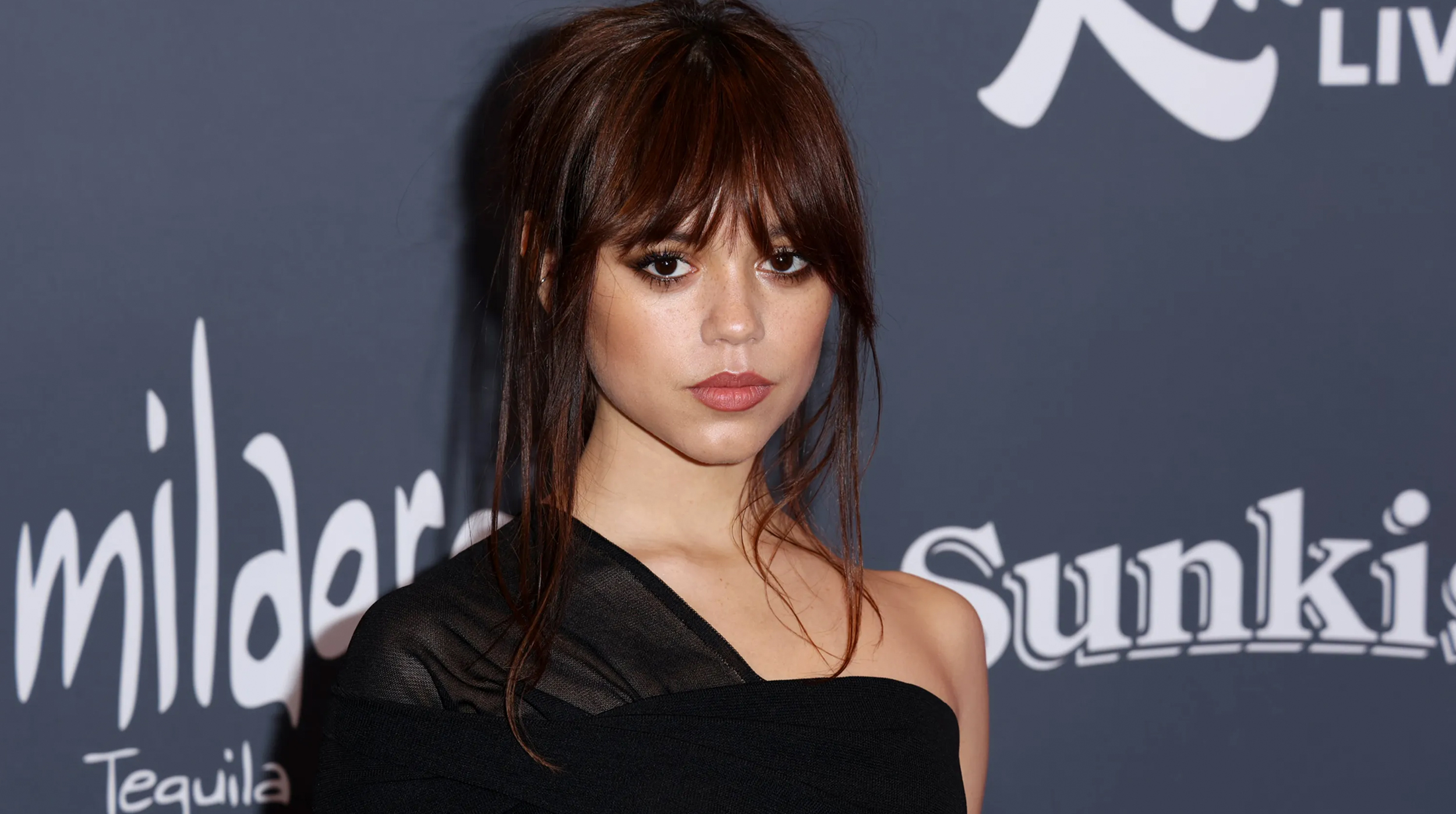 Jenna Ortega confiesa que la fama la hizo infeliz y el internet… la mandó a McDonald’s post thumbnail image