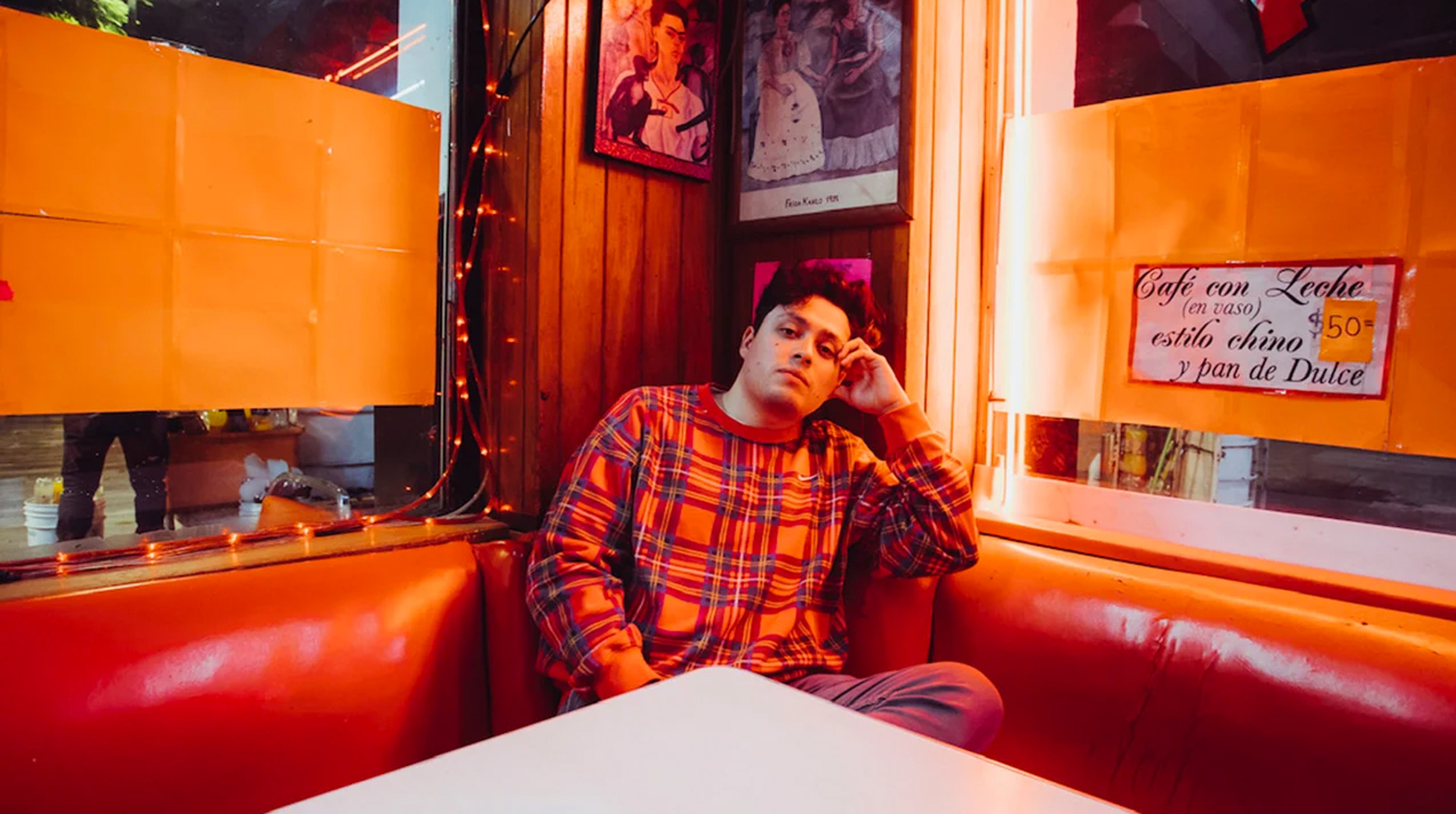 🎶 Marco Mares tropicaliza lo alternativo en su nuevo álbum ¿por qué corres? ya estamos ahí post thumbnail image