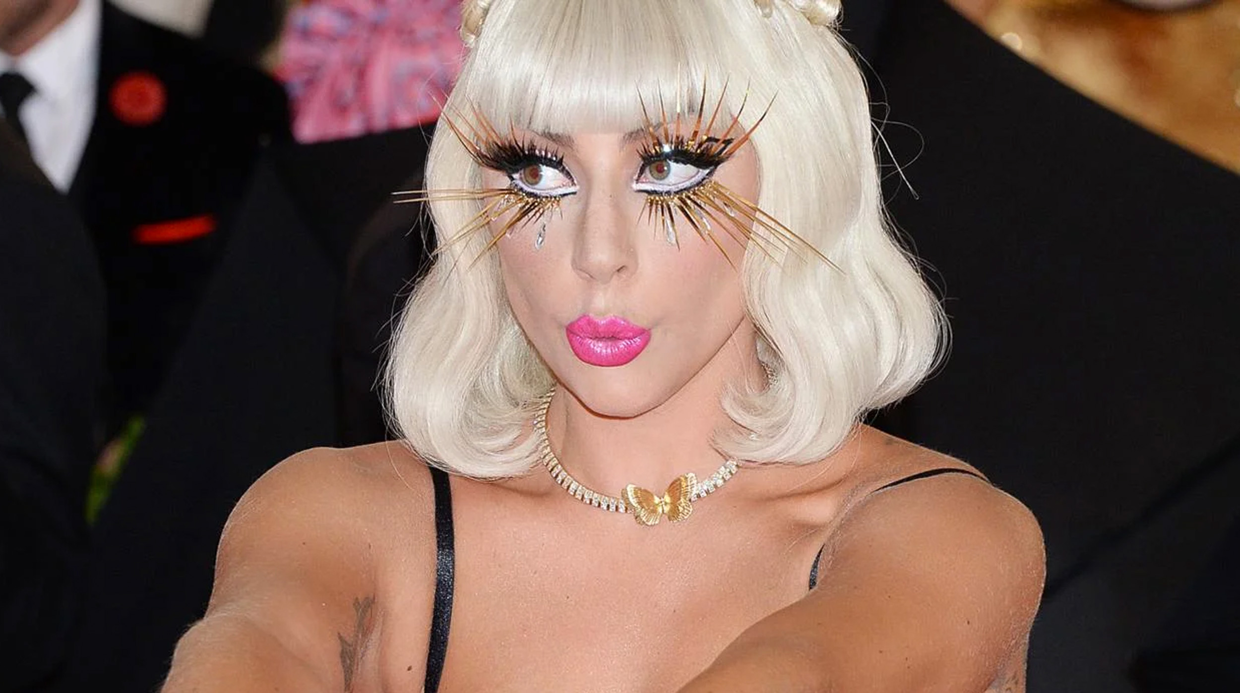 🎤 Lady Gaga desata polémica por usar muletas en su show: ¿performance artístico o insensibilidad? post thumbnail image