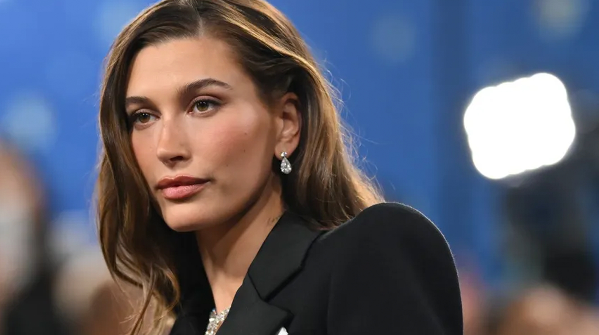 💸¿Por amor, por negocios… o por el desastre de Justin? Hailey Bieber vende Rhode y desata teorías post thumbnail image
