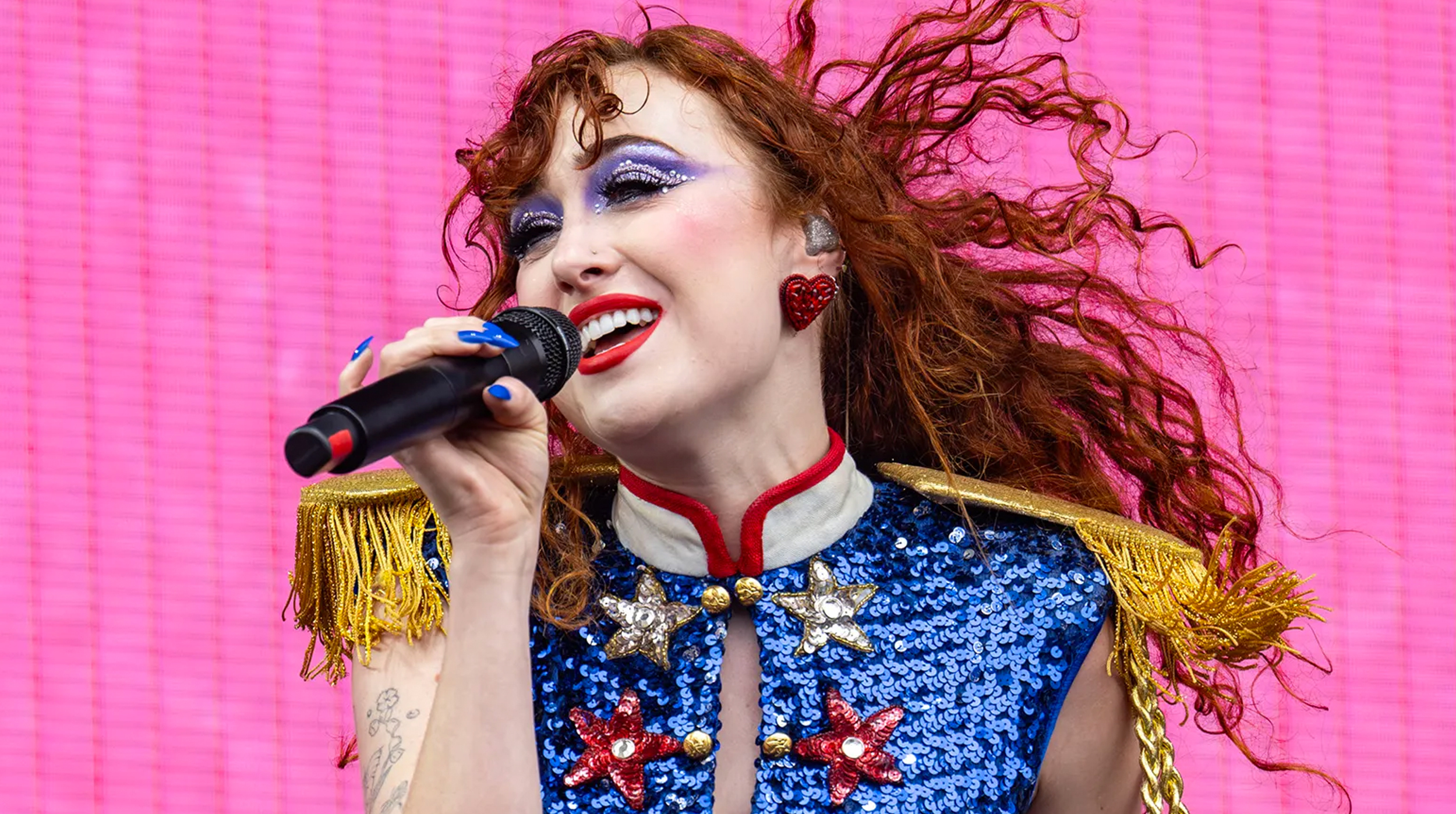 ¿Quién es Chappell Roan y por qué está conquistando la música pop con lentejuela, drama y libertad queer? 🌈✨ post thumbnail image