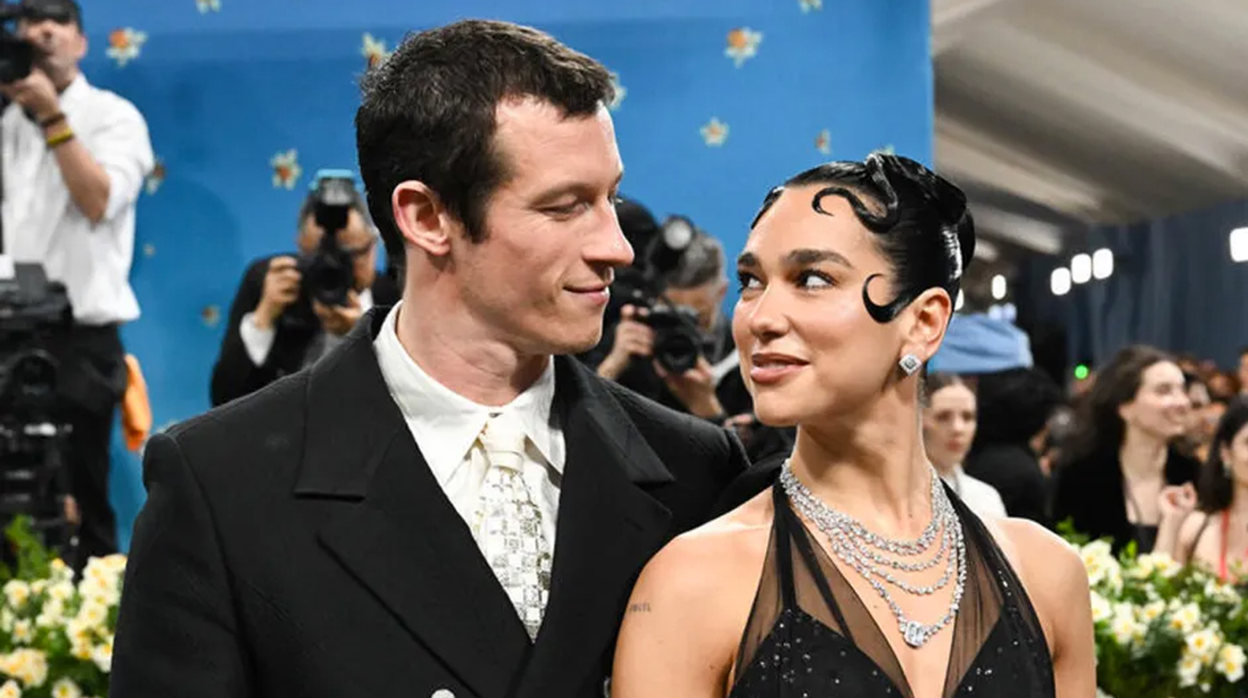💍 La historia de amor de Dua Lipa y Callum Turner que nos devolvió las ganas de enamorarnos post thumbnail image