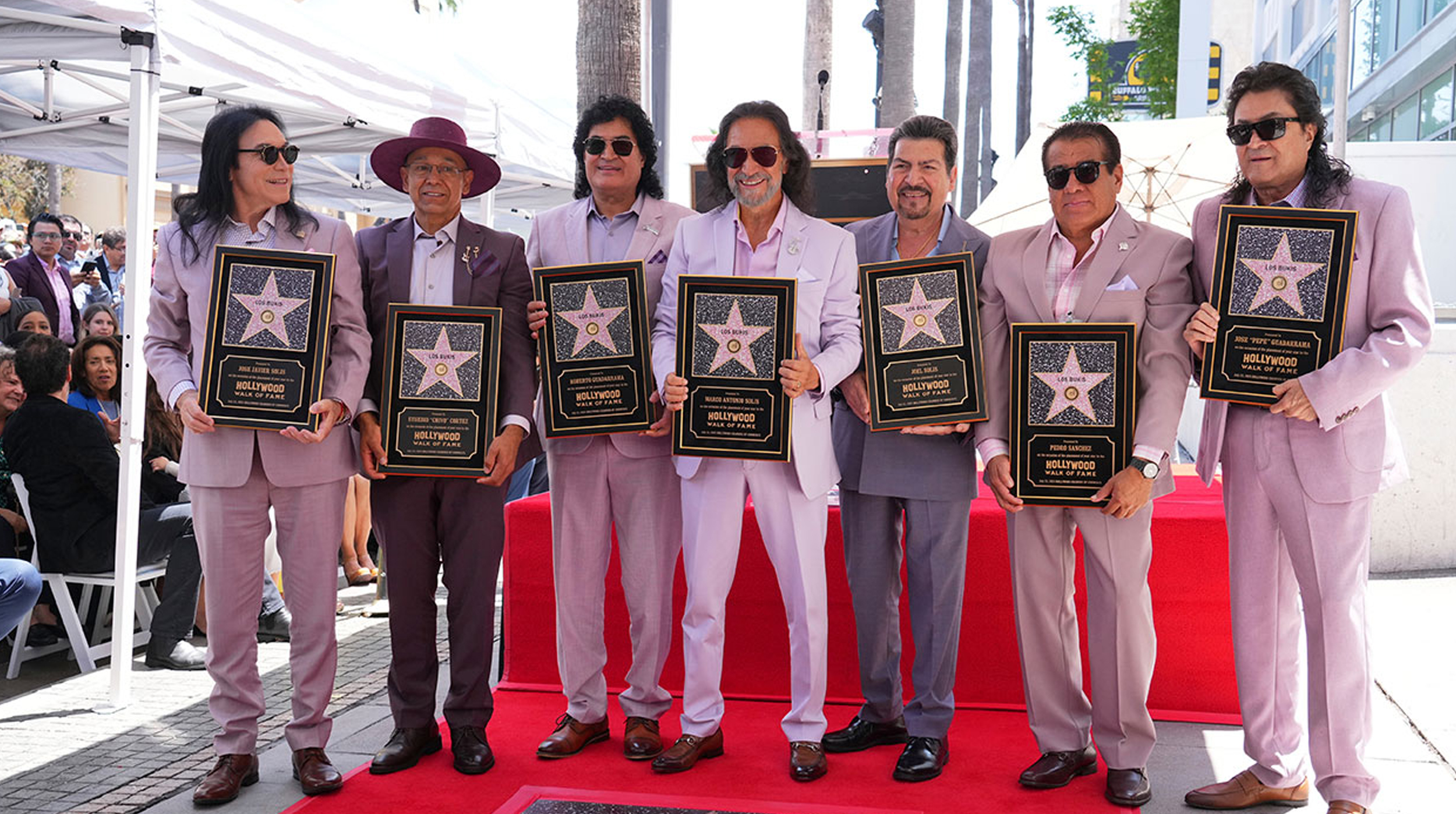 Los Bukis hacen historia develan su estrella en el Paseo de la Fama de Hollywood post thumbnail image