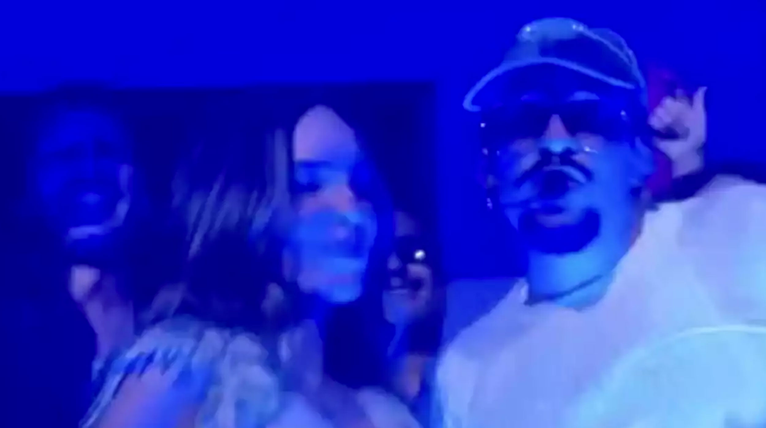 Bad Bunny sorprende a Belinda en pleno concierto al cantar su nombre en “Perro Negro” post thumbnail image